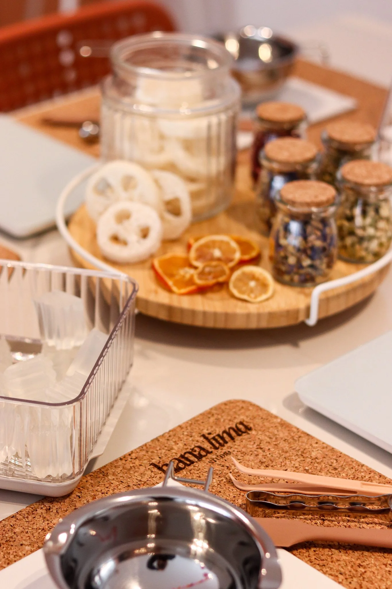 Seife selber machen im Workshop in Hamburg: Rohseife wird geschmolzen, mit Düften und Farben verfeinert und zu handgemachten Seifen gestaltet