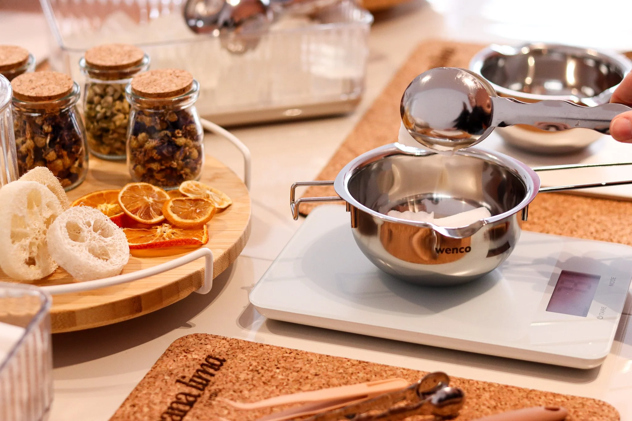 Seife selber machen im Workshop in Hamburg: Rohseife wird geschmolzen, mit Düften und Farben verfeinert und zu handgemachten Seifen gestaltet