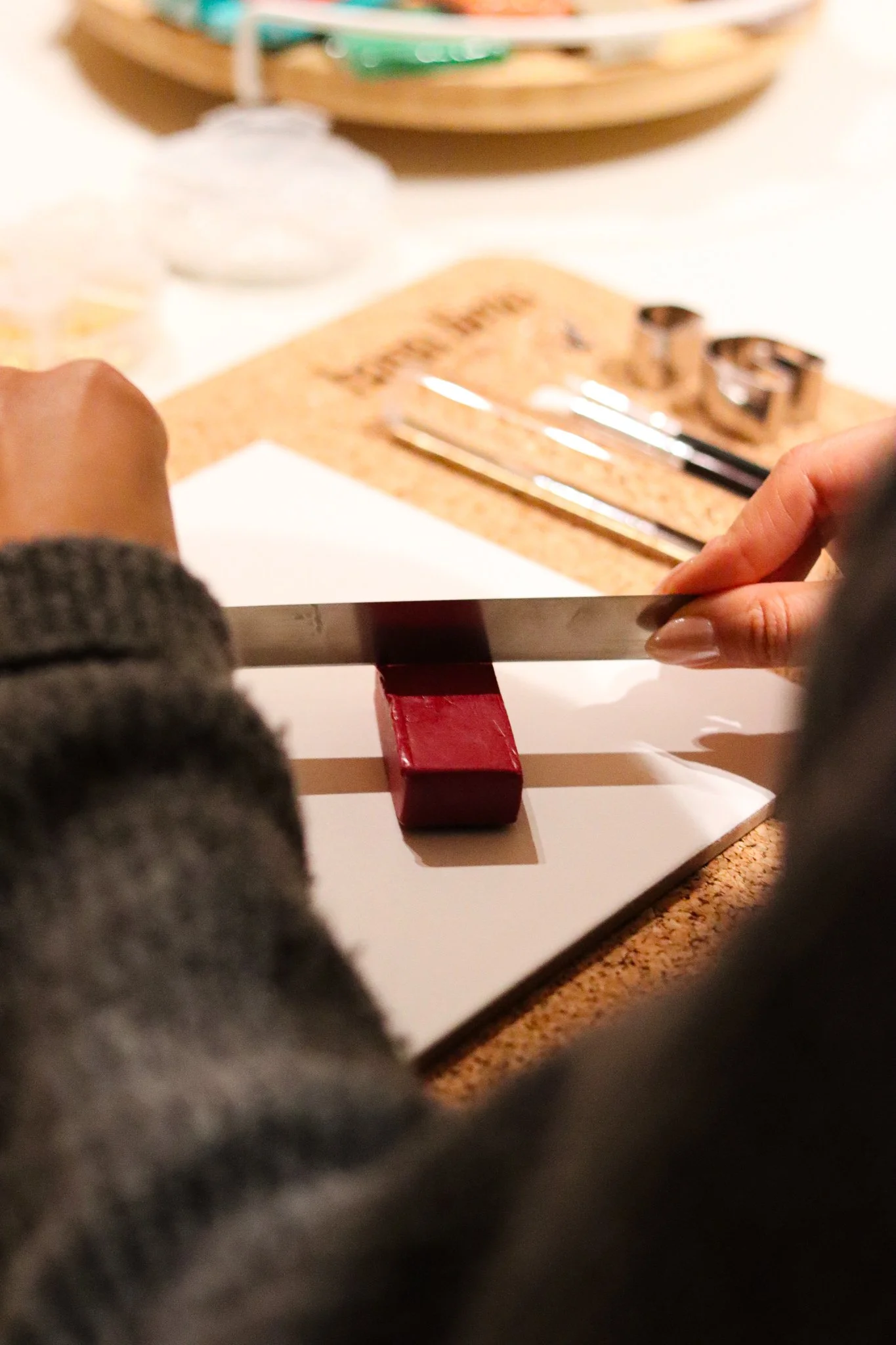 Polymer Clay Workshop in Hamburg: Teilnehmerinnen formen und gestalten Ohrringe und Magnete aus bunter Modelliermasse im hana lima Kreativstudio