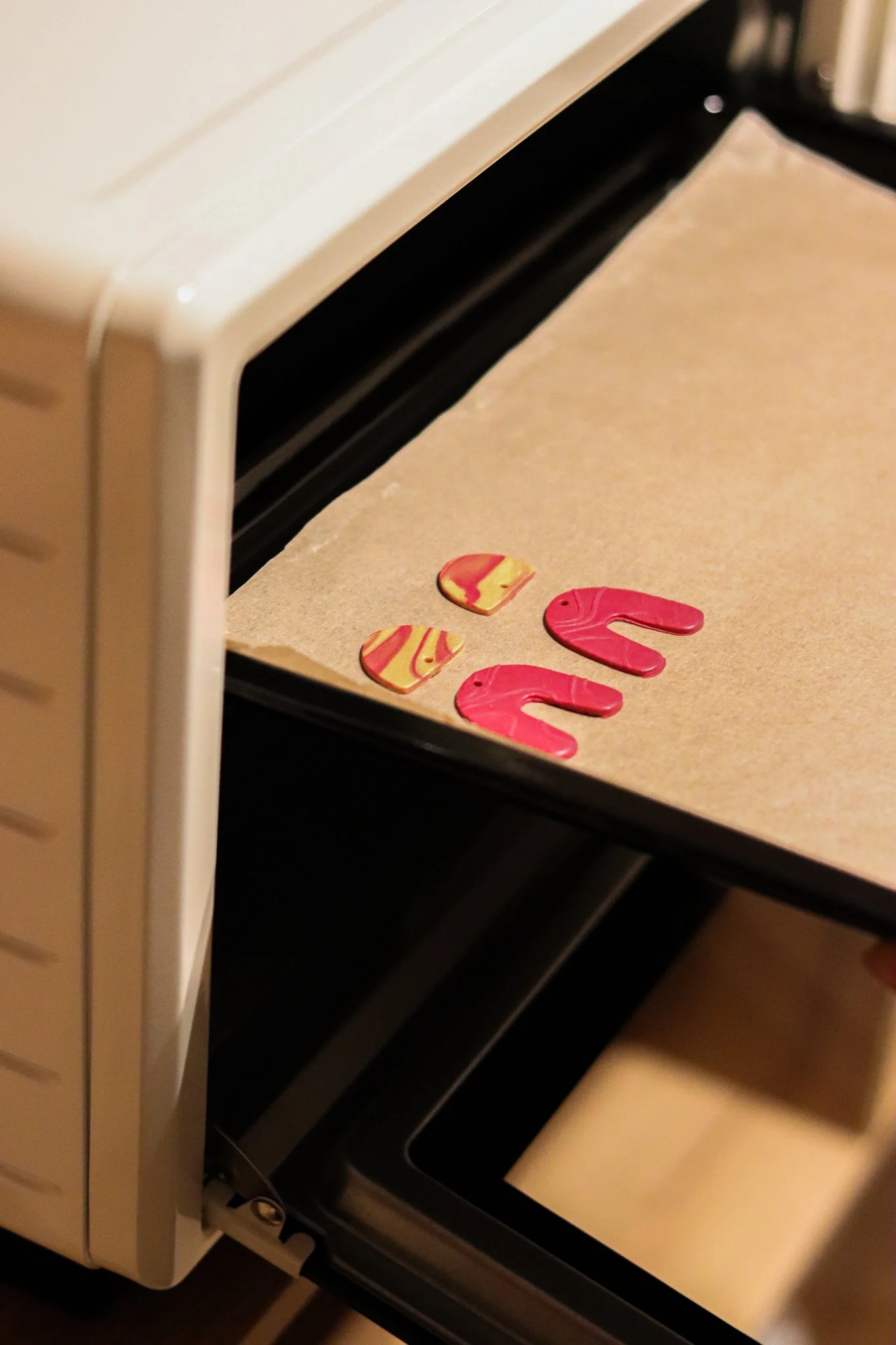 Polymer Clay Workshop in Hamburg: Teilnehmerinnen formen und gestalten Ohrringe und Magnete aus bunter Modelliermasse im hana lima Kreativstudio