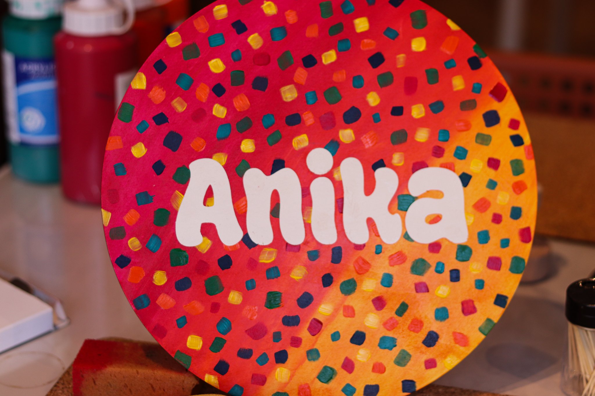 Kind gestaltet ein individuelles Namensschild aus Holz mit Acrylfarben im Kreativkurs von hana lima Studio in Hamburg.jpg