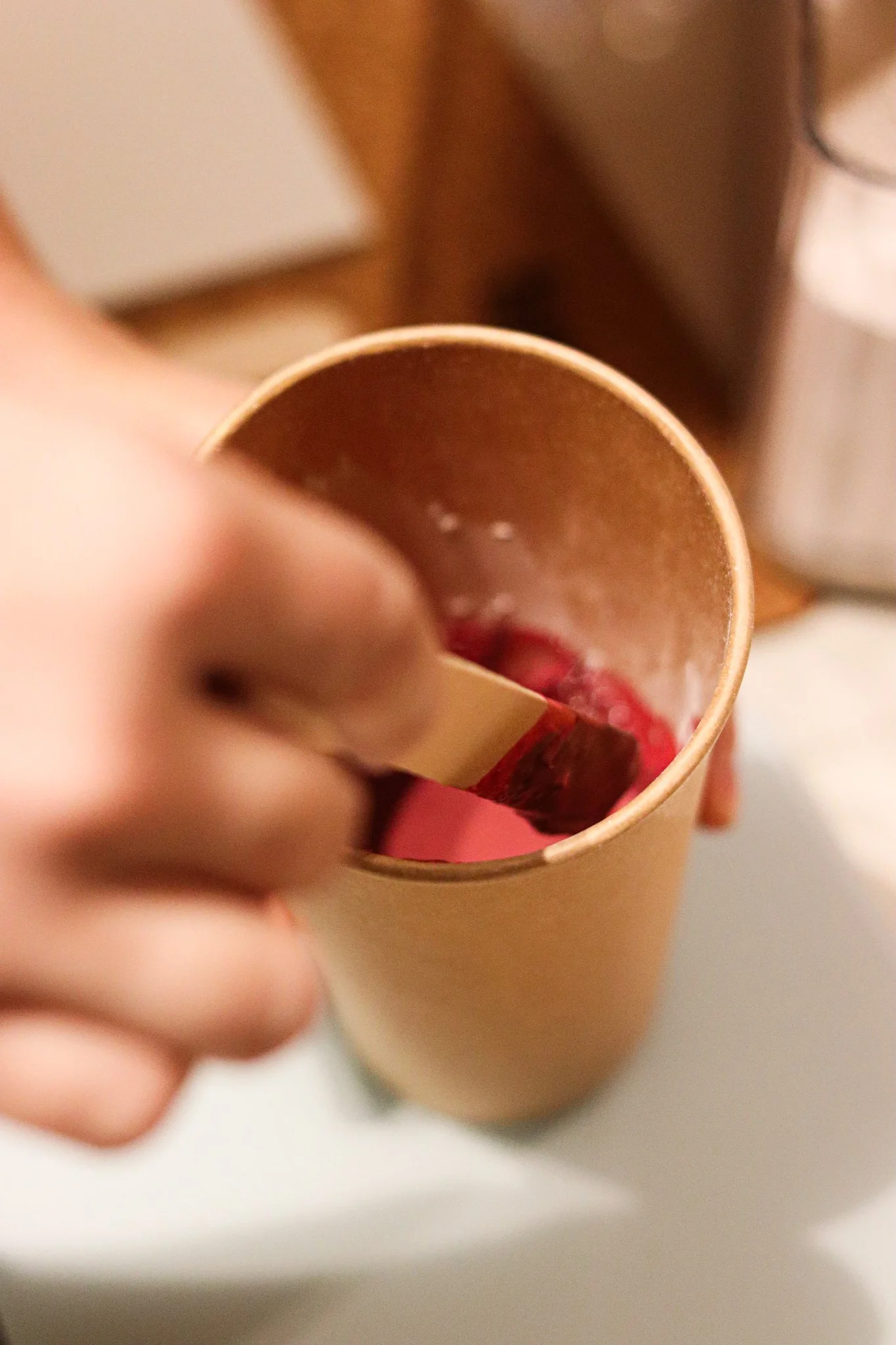 DIY Jesmonite Terrazzo im Workshop in Hamburg – bunte Farbchips werden angerührt, in Formen gegossen und zu modernen Untersetzern und Dekoelementen gestaltet