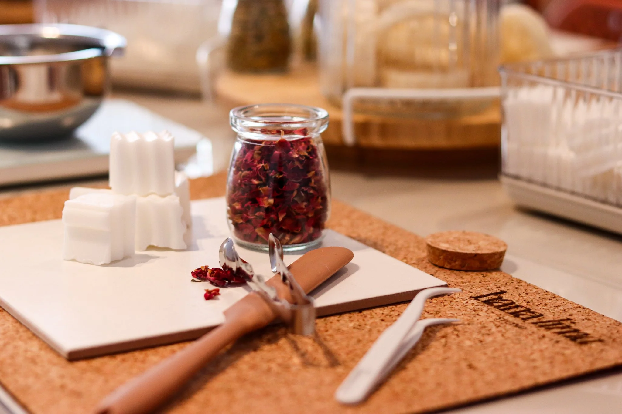 Schön angerichteter Tisch mit einem Glas mit getrocknetetn Blumen, welche für einen Seifen Workshop im Kreativstudio hana lima in Hamburg erstellt wurde.