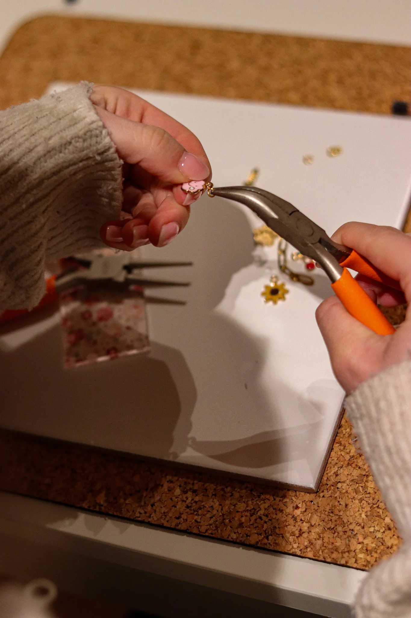 Acryl Lesezeichen Workshop in Hamburg: Teilnehmerinnen gestalten Lesezeichen mit buntem Papier und Charms und kreieren individuelle Designs im hana lima Kreativstudio