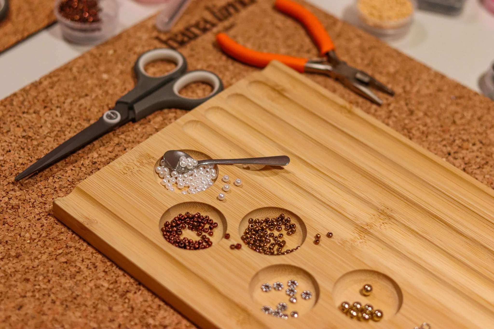 Perlenschmuck Workshop in Hamburg: Teilnehmerinnen gestalten Armbänder und Ketten aus bunten Perlen im hana lima Kreativstudio