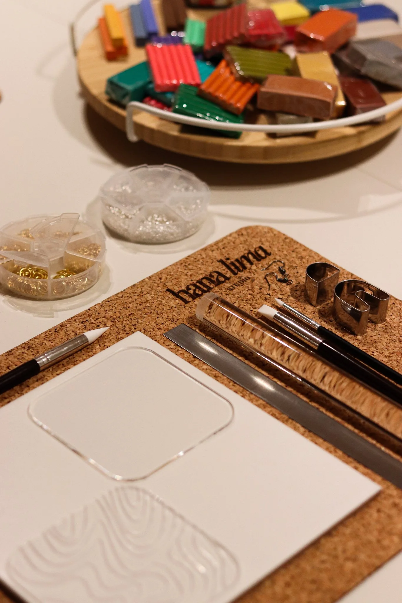 Polymer Clay Workshop in Hamburg: Teilnehmerinnen formen und gestalten Ohrringe und Magnete aus bunter Modelliermasse im hana lima Kreativstudio