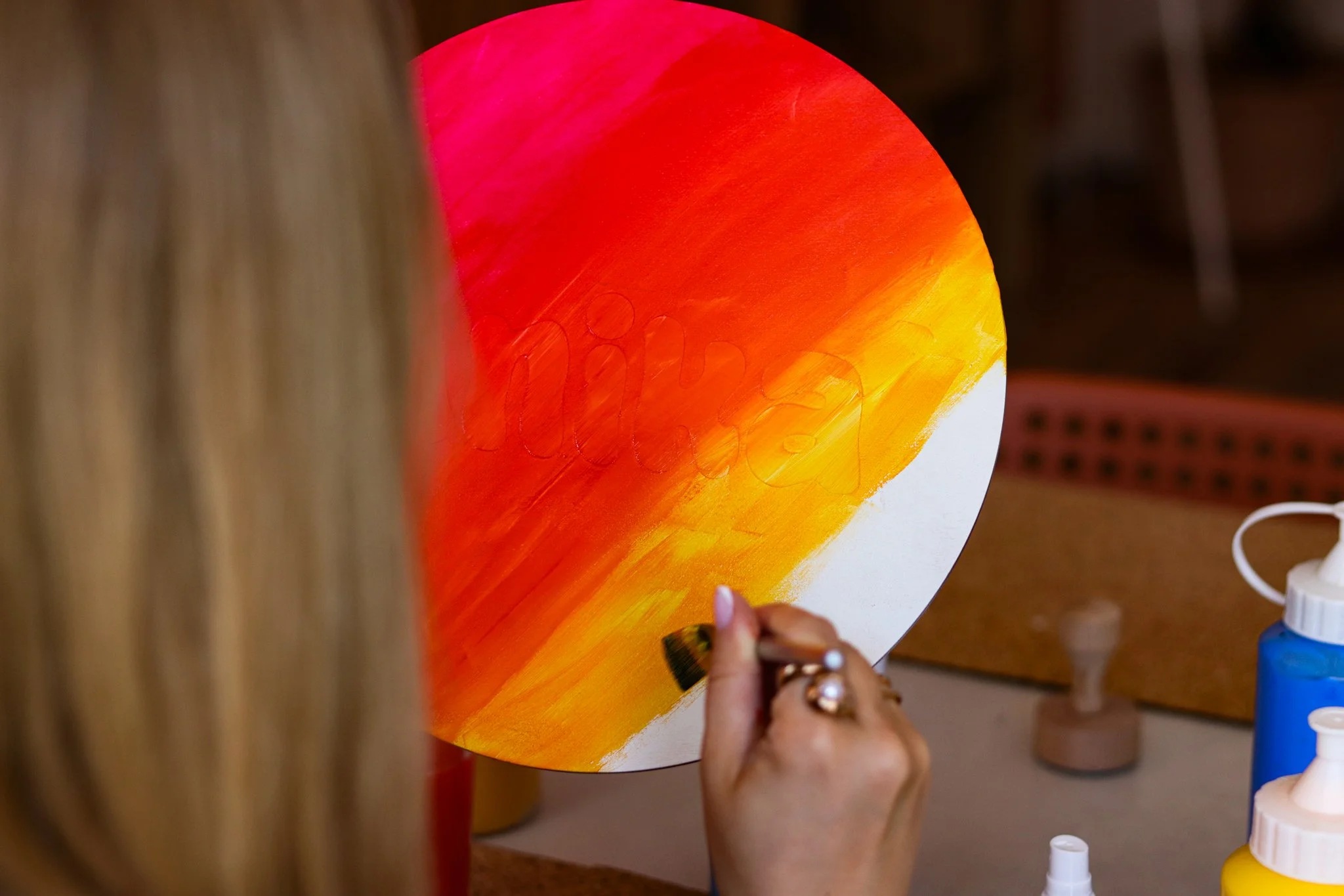 Kind gestaltet ein individuelles Namensschild aus Holz mit Acrylfarben im Kreativkurs von hana lima Studio in Hamburg.jpg