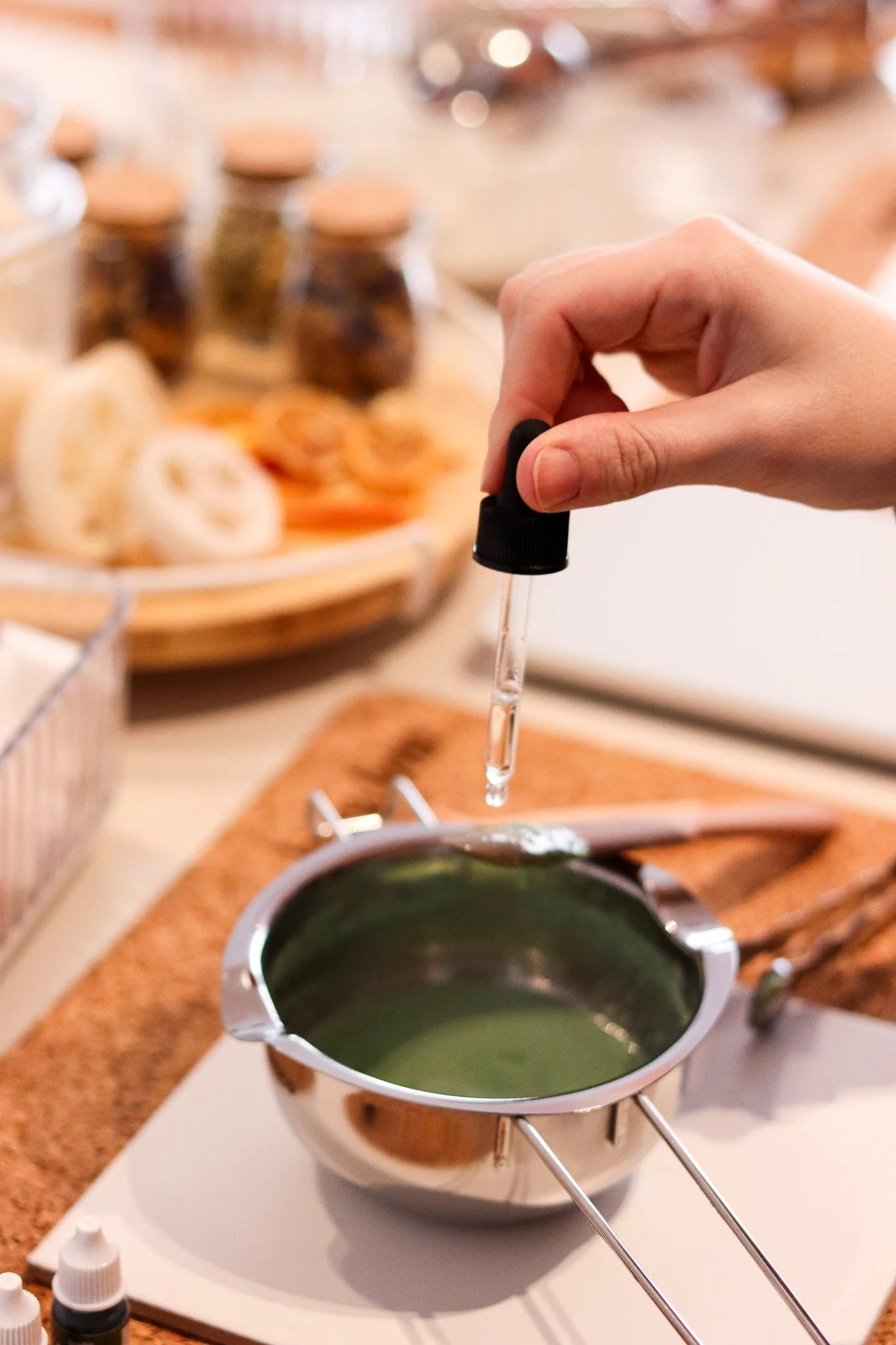 Seife selber machen im Workshop in Hamburg: Rohseife wird geschmolzen, mit Düften und Farben verfeinert und zu handgemachten Seifen gestaltet