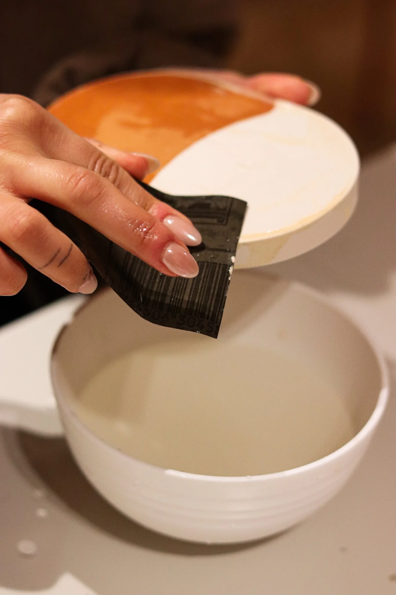 Jesmonite Workshop in Hamburg: Teilnehmerinnen gießen Untersetzer, Schalen und Kerzenhalter und gestalten individuelle Deko mit Farben und Effekten im hana lima Kreativstudio