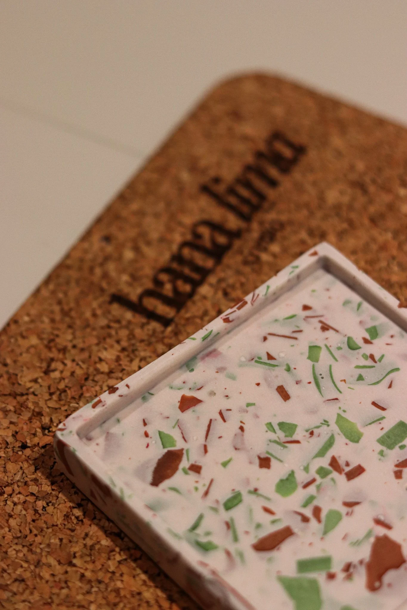 Jesmonite Terrazzo Workshop in Hamburg: Farbige Chips werden gemischt und zu Untersetzern und Deko gegossen