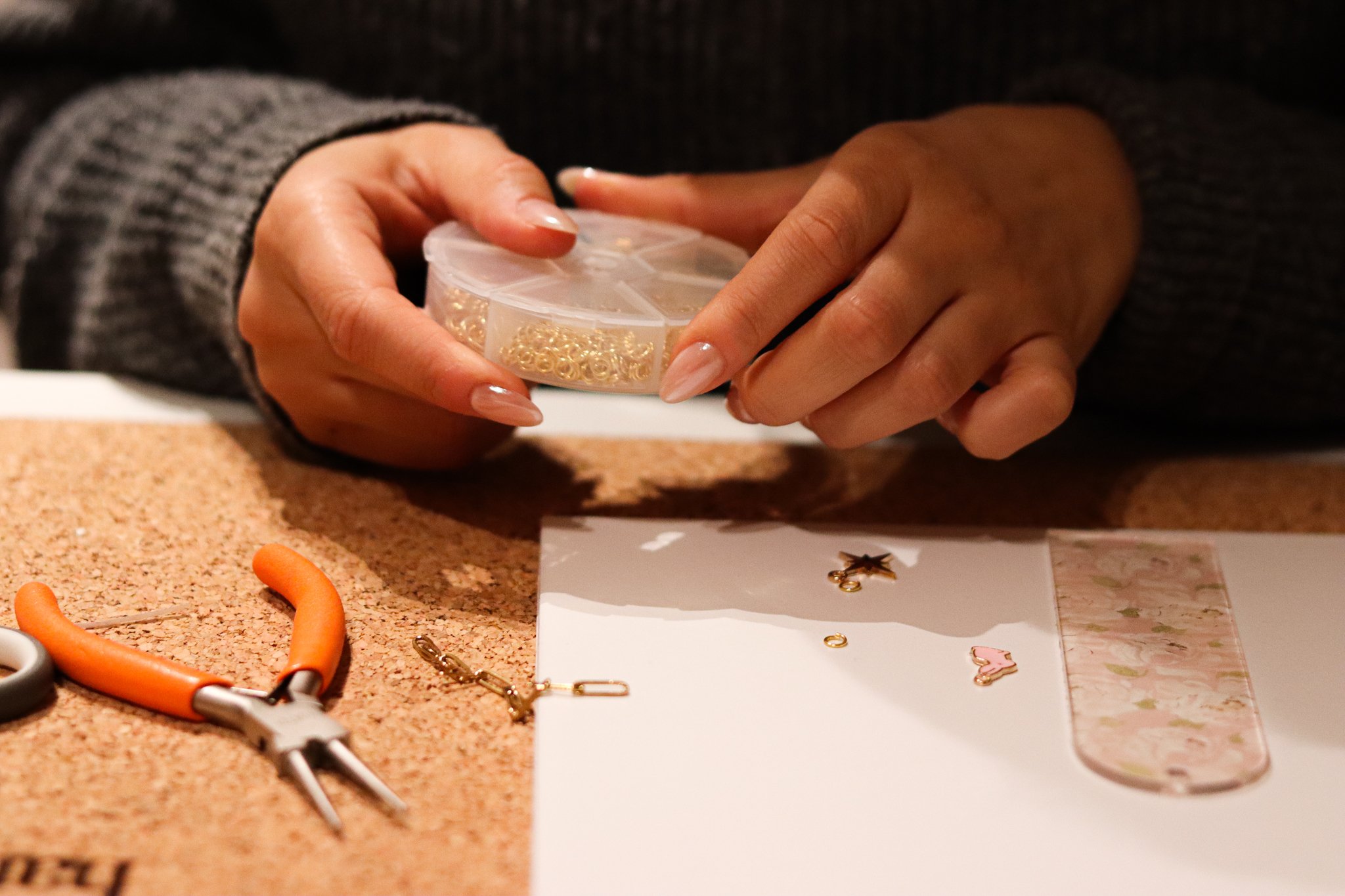 Acryl Lesezeichen Workshop in Hamburg: Teilnehmerinnen gestalten Lesezeichen mit buntem Papier und Charms und kreieren individuelle Designs im hana lima Kreativstudio