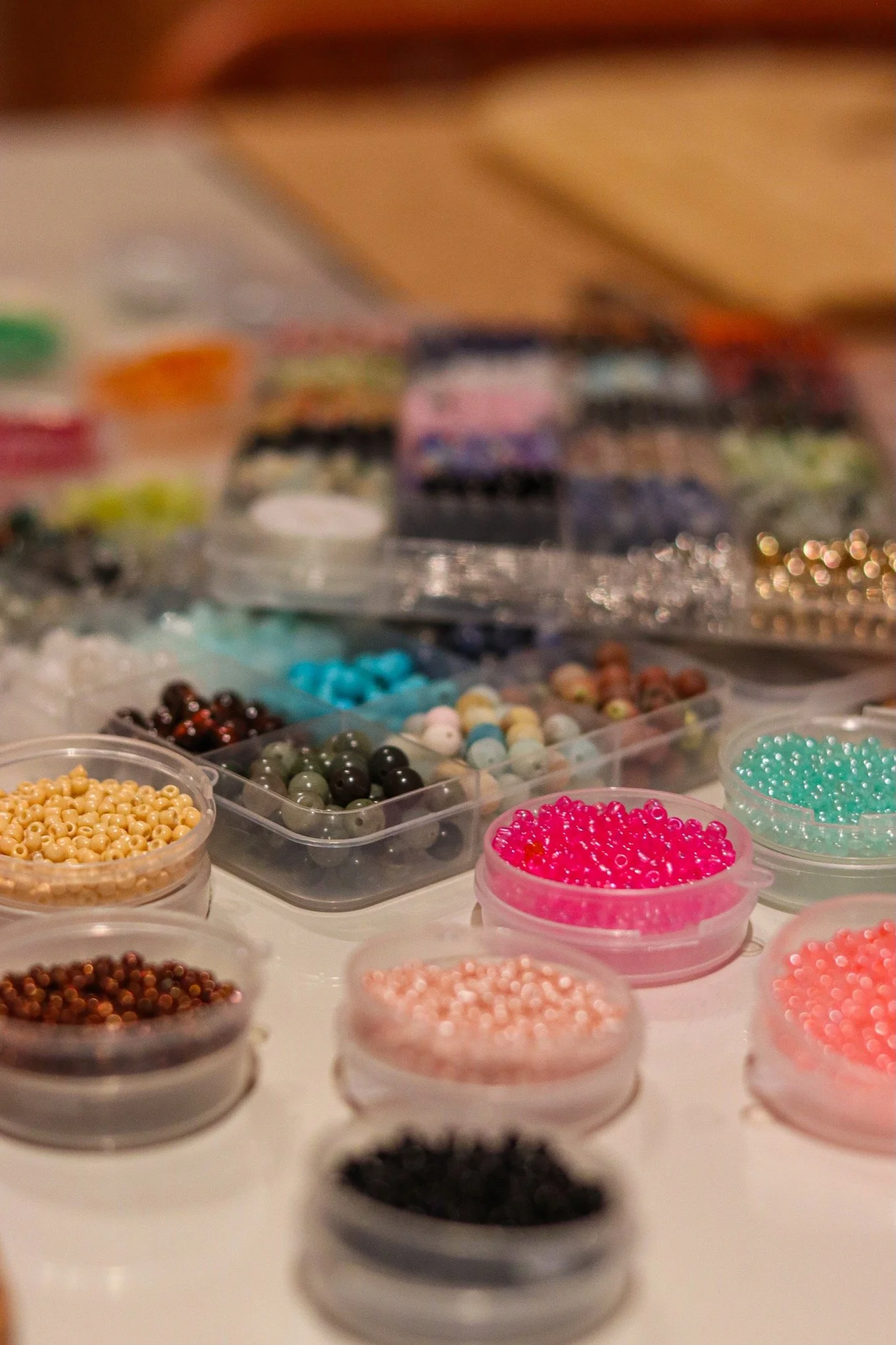 Große Auswahl an Perlen, Anhängern und Edelstahlverschlüssen im Perlenschmuck Workshop.