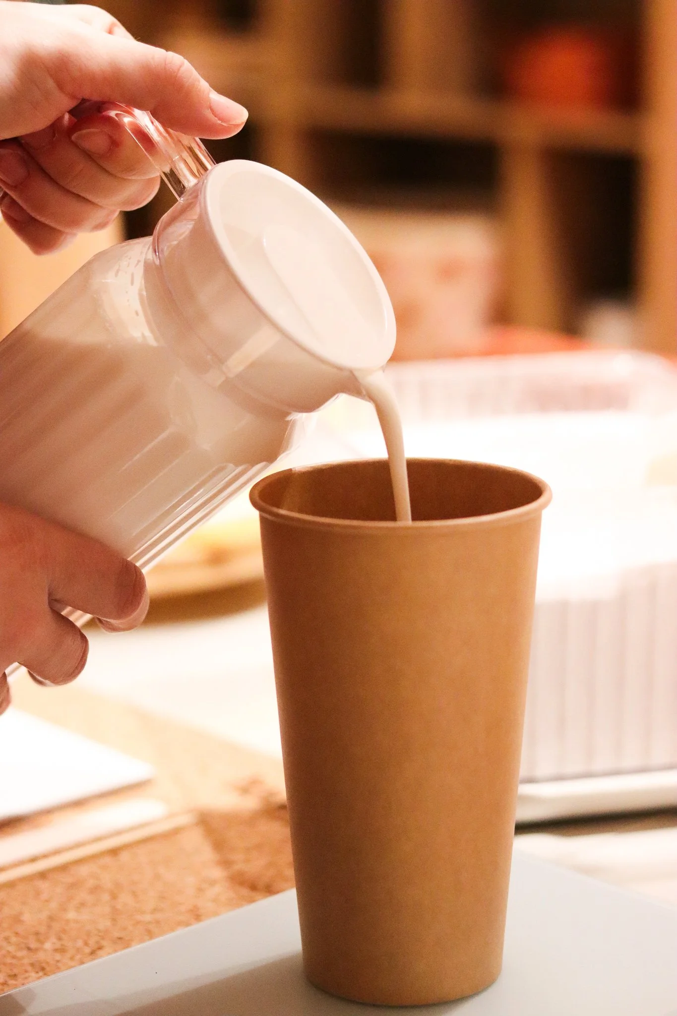 Jesmonite Workshop in Hamburg: Teilnehmerinnen gießen Untersetzer, Schalen und Kerzenhalter und gestalten individuelle Deko mit Farben und Effekten im hana lima Kreativstudio