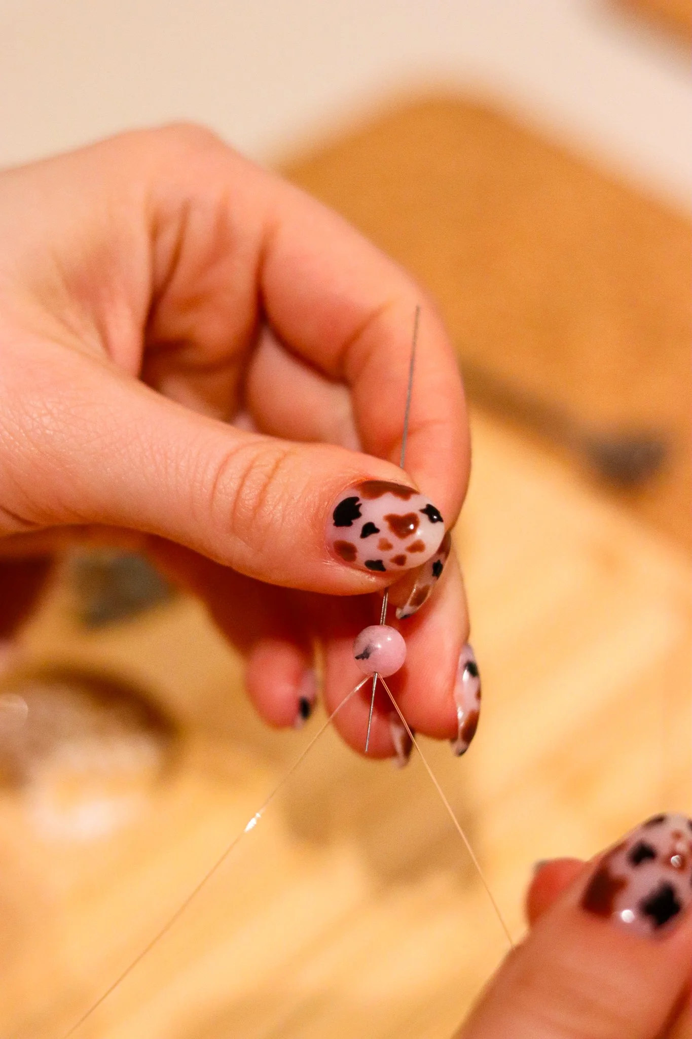 Perlenschmuck Workshop in Hamburg: Teilnehmerinnen gestalten Armbänder und Ketten aus bunten Perlen im hana lima Kreativstudio