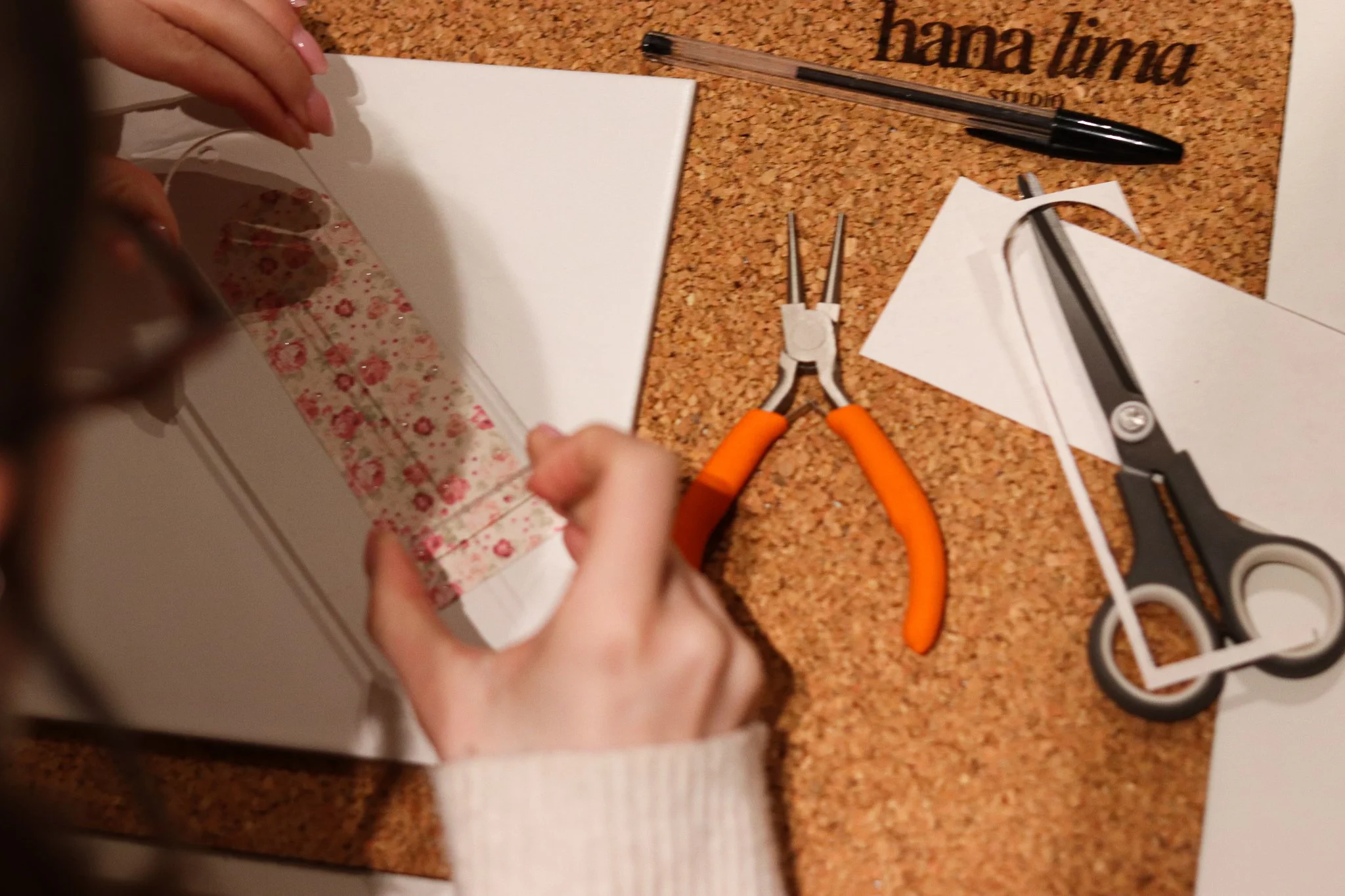 Acryl Lesezeichen Workshop in Hamburg: Teilnehmerinnen gestalten Lesezeichen mit buntem Papier und Charms und kreieren individuelle Designs im hana lima Kreativstudio