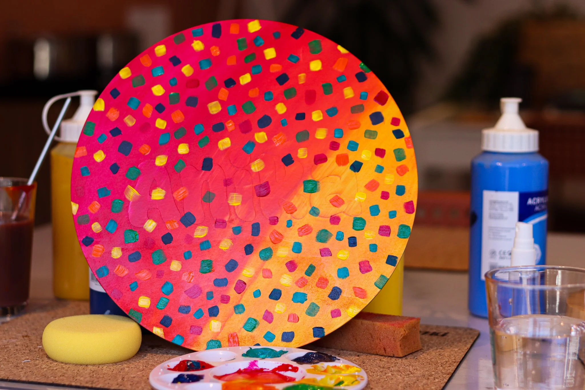 Kind gestaltet ein individuelles Namensschild aus Holz mit Acrylfarben im Kreativkurs von hana lima Studio in Hamburg.jpg