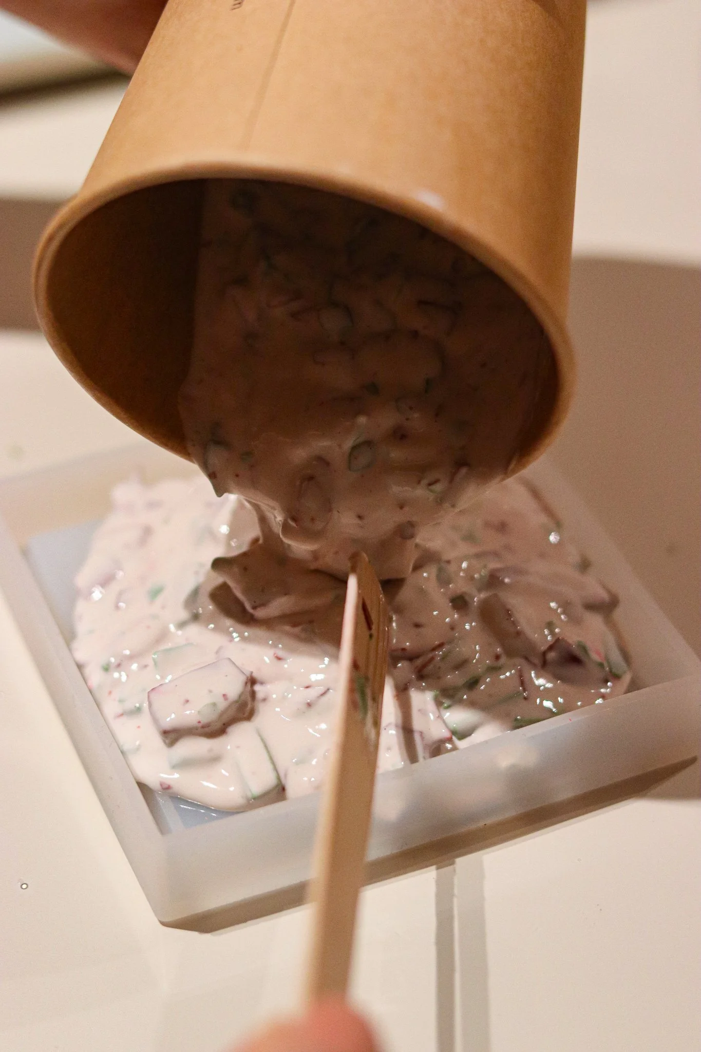 DIY Jesmonite Terrazzo im Workshop in Hamburg – bunte Farbchips werden angerührt, in Formen gegossen und zu modernen Untersetzern und Dekoelementen gestaltet