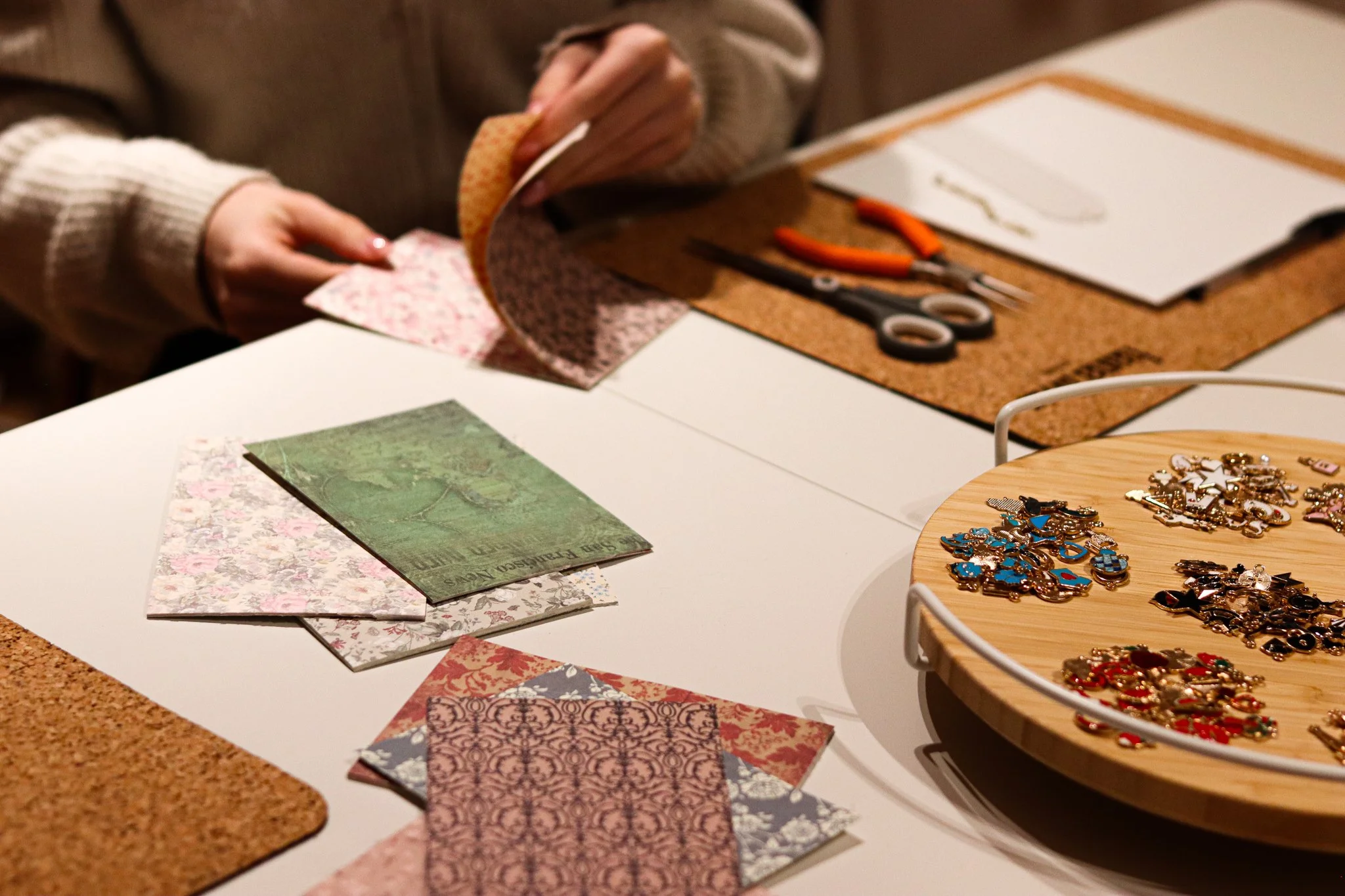 Acryl Lesezeichen Workshop in Hamburg: Teilnehmerinnen gestalten Lesezeichen mit buntem Papier und Charms und kreieren individuelle Designs im hana lima Kreativstudio