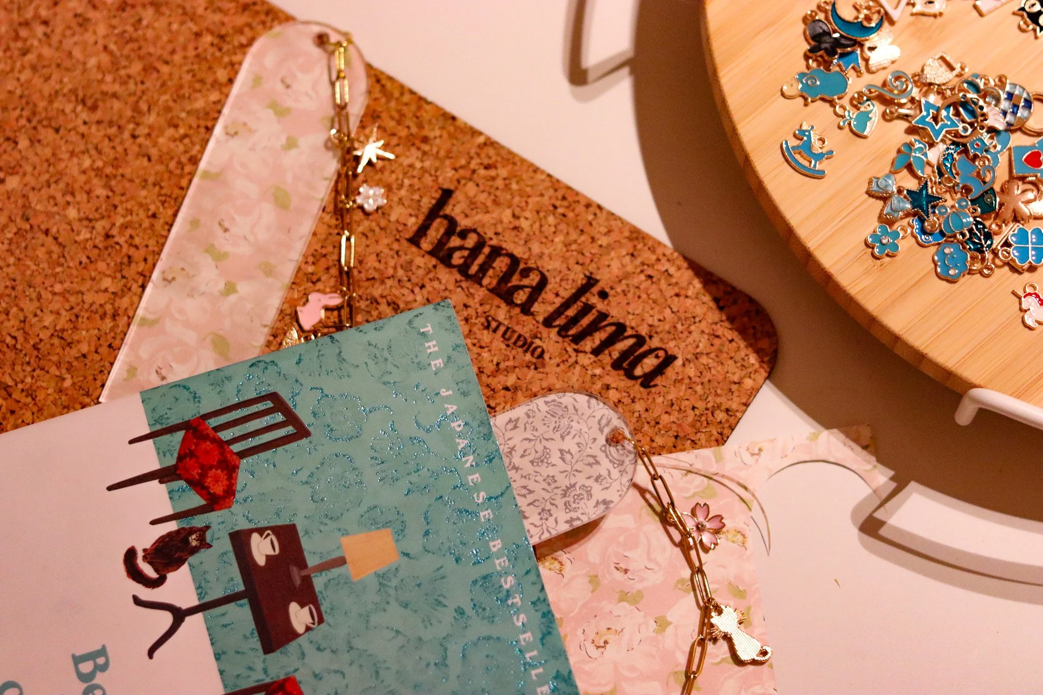 Acryl Lesezeichen Workshop in Hamburg: Teilnehmerinnen gestalten Lesezeichen mit buntem Papier und Charms und kreieren individuelle Designs im hana lima Kreativstudio