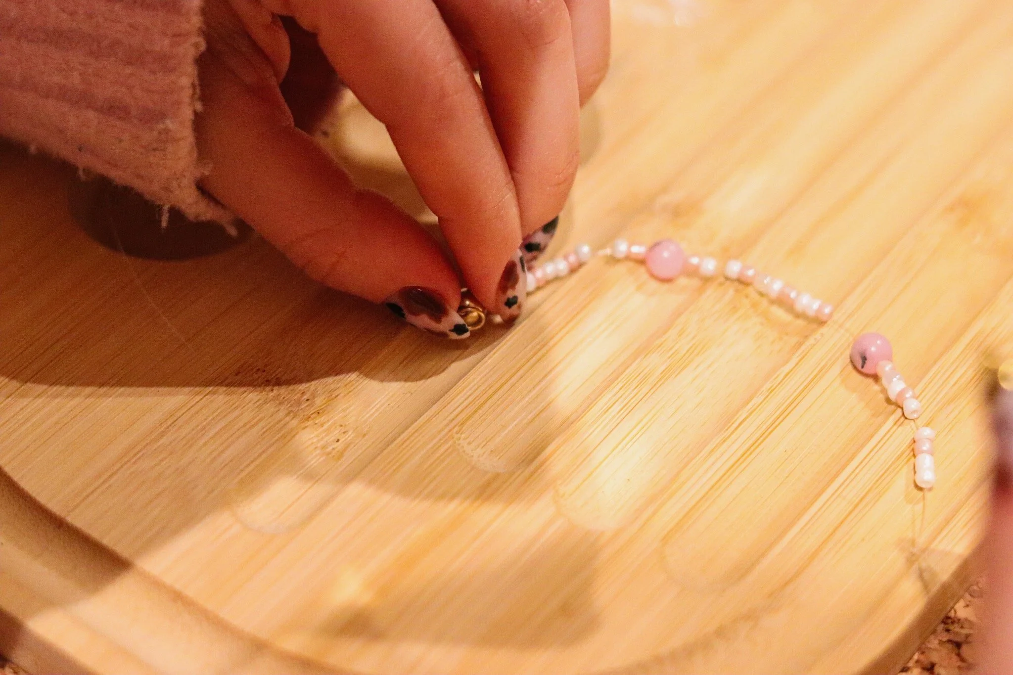 Individuelle Armbänder mit hochwertigen Perlen und Edelstahlverschluss aus dem Perlenschmuck Workshop.