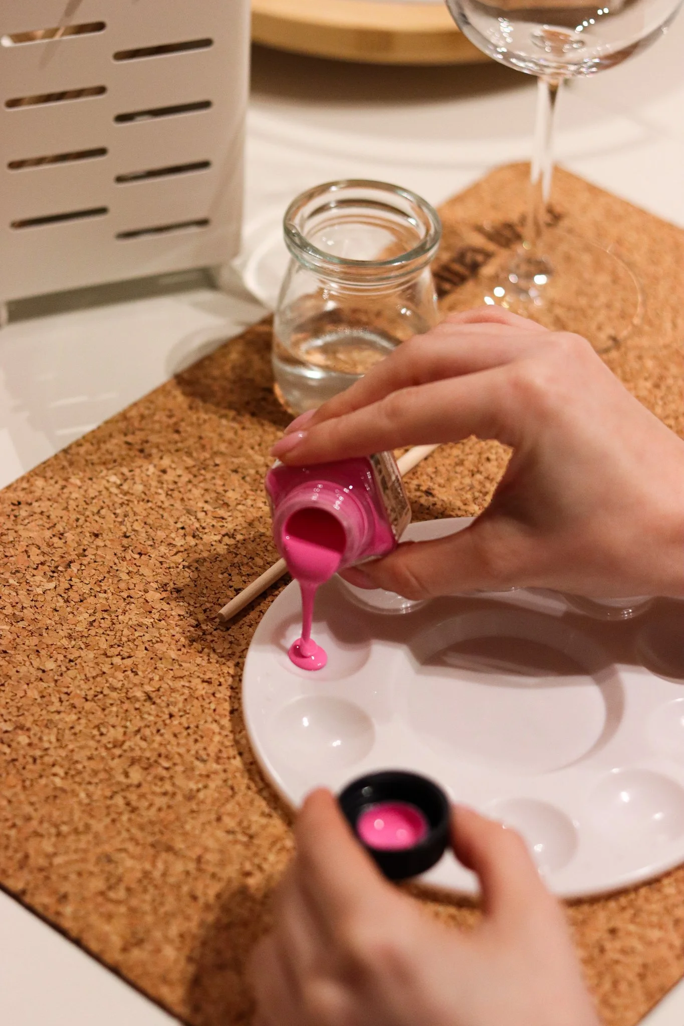 Glas bemalen Workshop in Hamburg: Teilnehmerinnen gestalten Trinkgläser und Vasen mit Acrylstiften und individuellen Designs im hana lima Kreativstudio