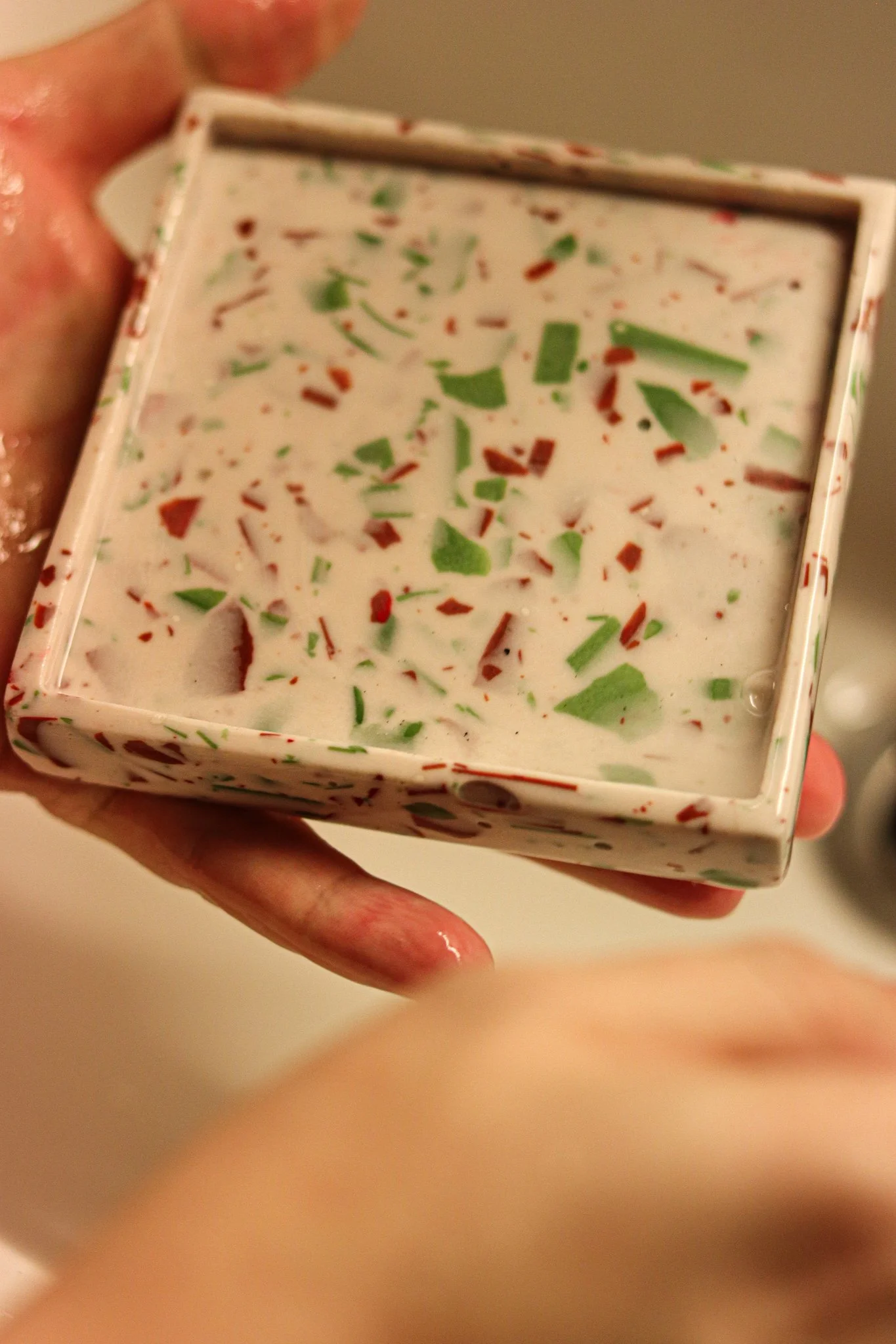 DIY Jesmonite Terrazzo im Workshop in Hamburg – bunte Farbchips werden angerührt, in Formen gegossen und zu modernen Untersetzern und Dekoelementen gestaltet