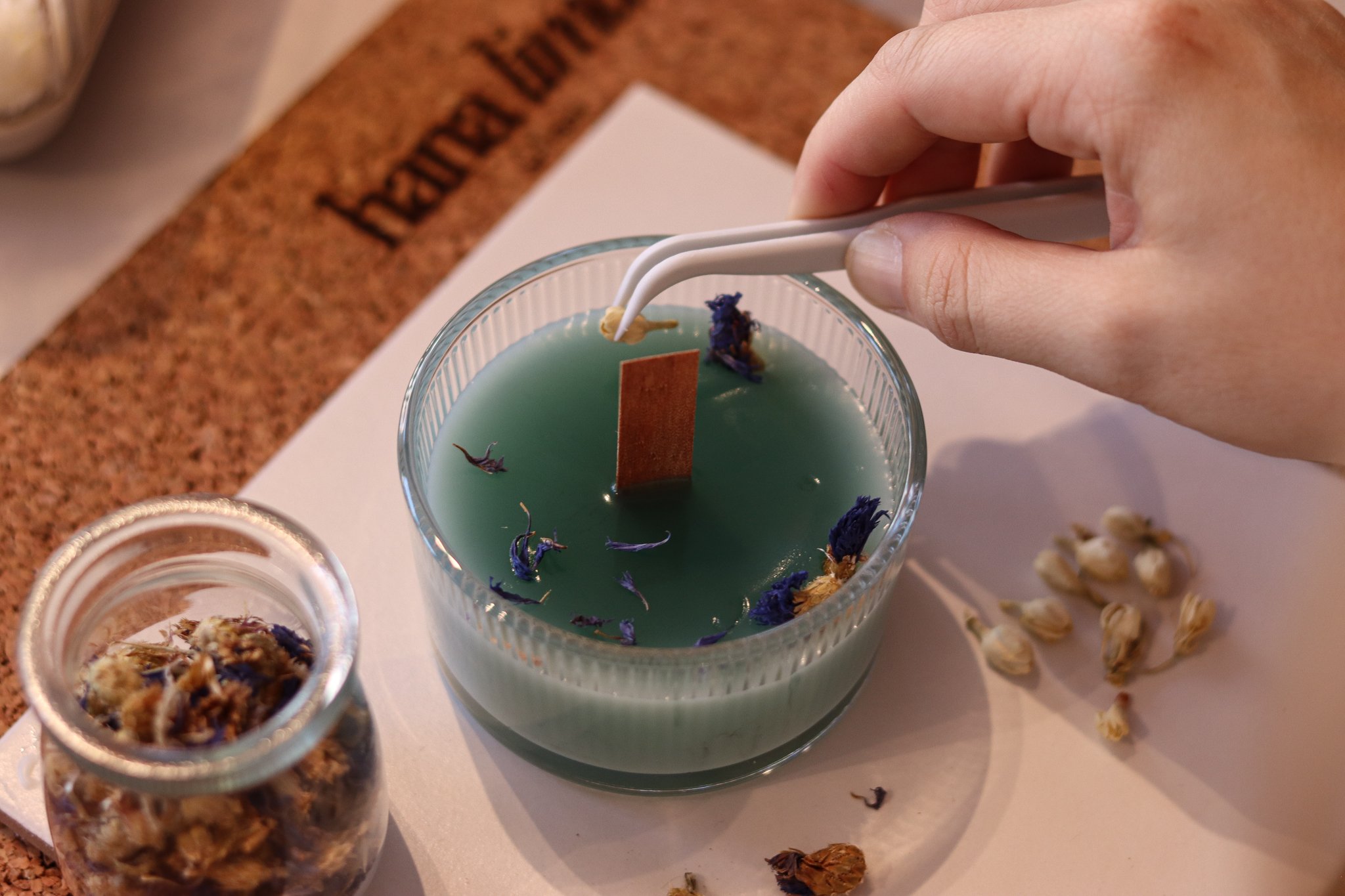 Teilnehmerin gestaltet individuelle Duftkerzen mit hochwertigen Duftölen im Kreativstudio hana lima in Hamburg.jpg