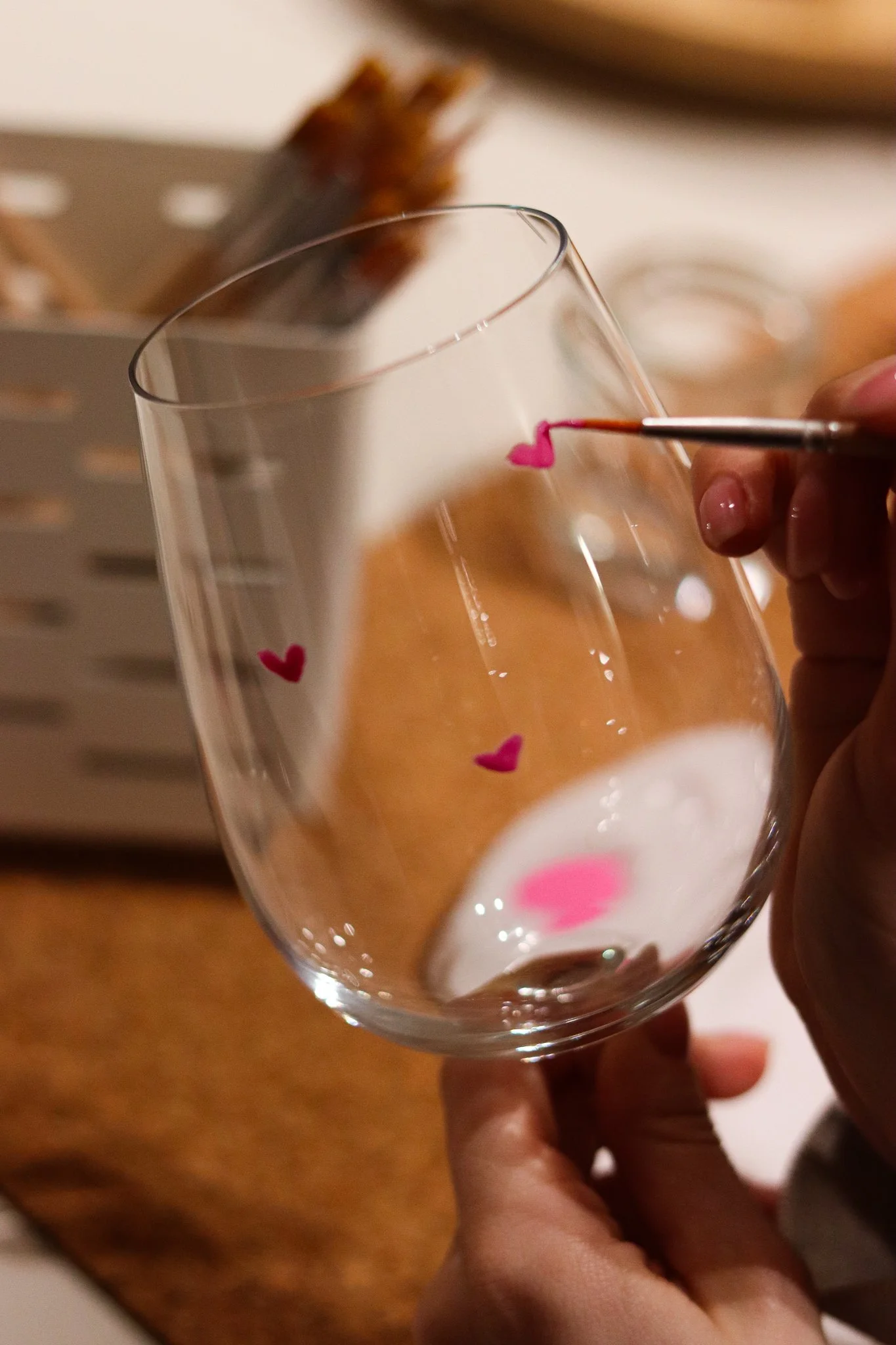 Glas bemalen Workshop in Hamburg: Teilnehmerinnen gestalten Trinkgläser und Vasen mit Acrylstiften und individuellen Designs im hana lima Kreativstudio