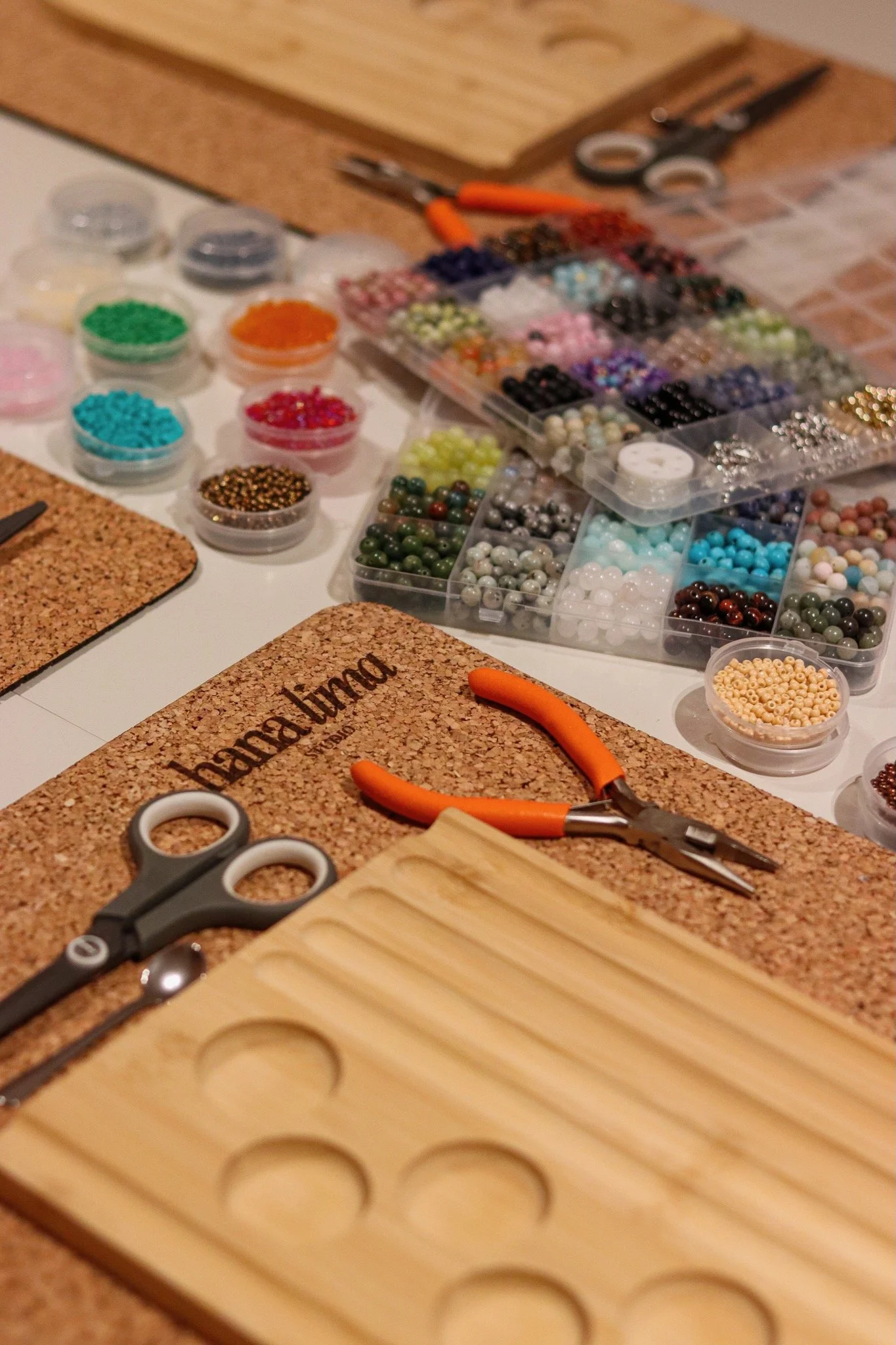 Große Auswahl an Perlen, Anhängern und Edelstahlverschlüssen im Perlenschmuck Workshop.