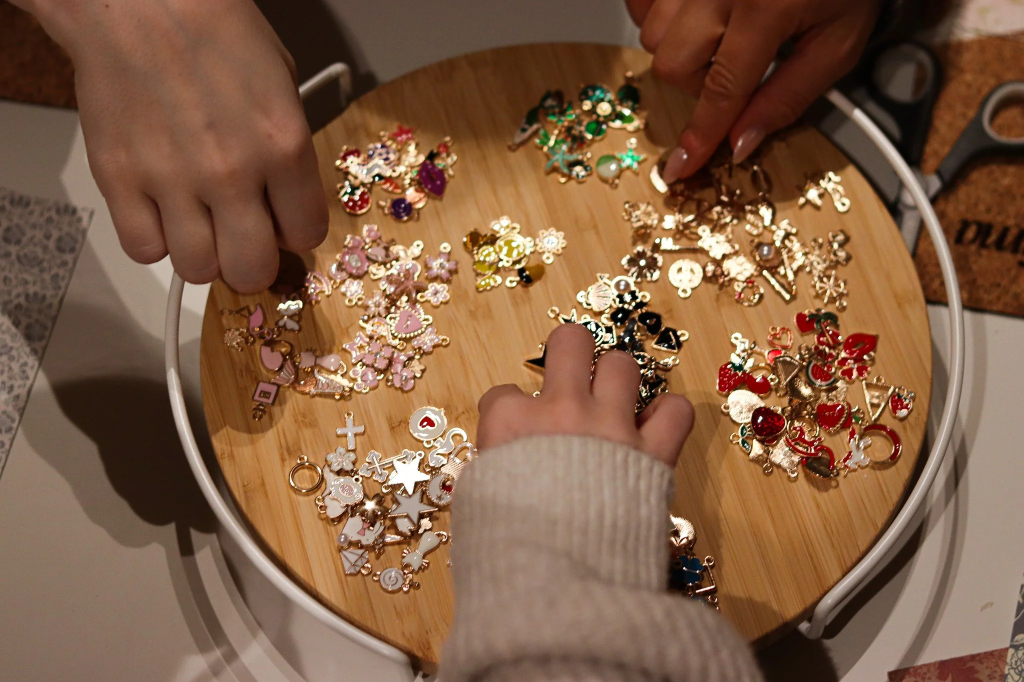 Acryl Lesezeichen Workshop in Hamburg: Teilnehmerinnen gestalten Lesezeichen mit buntem Papier und Charms und kreieren individuelle Designs im hana lima Kreativstudio