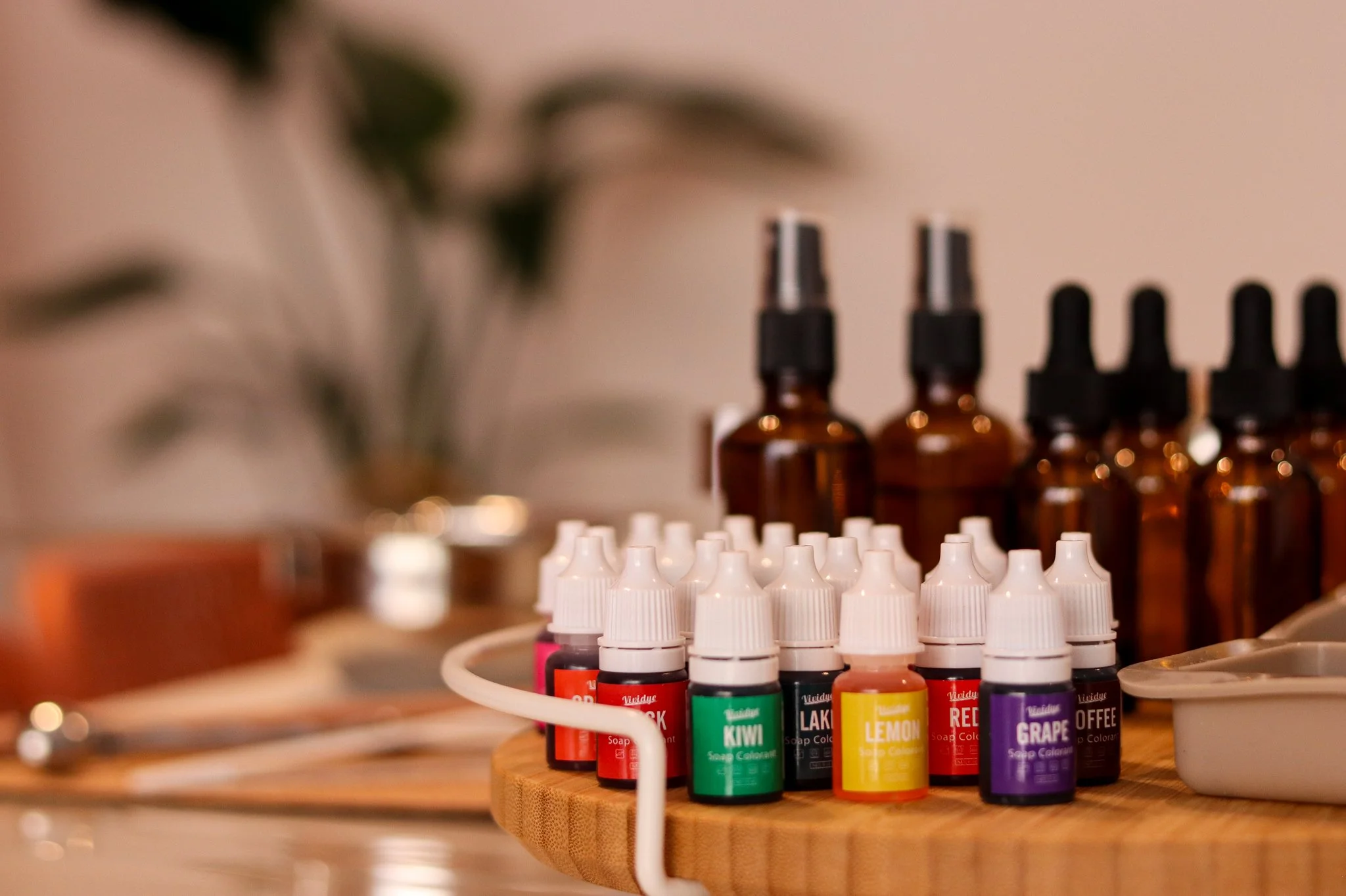 Seifen Farben und Düfte auf einem schönen angerichteten Tisch für DIY Workshops im Kreativstudio hana lima in Hamburg