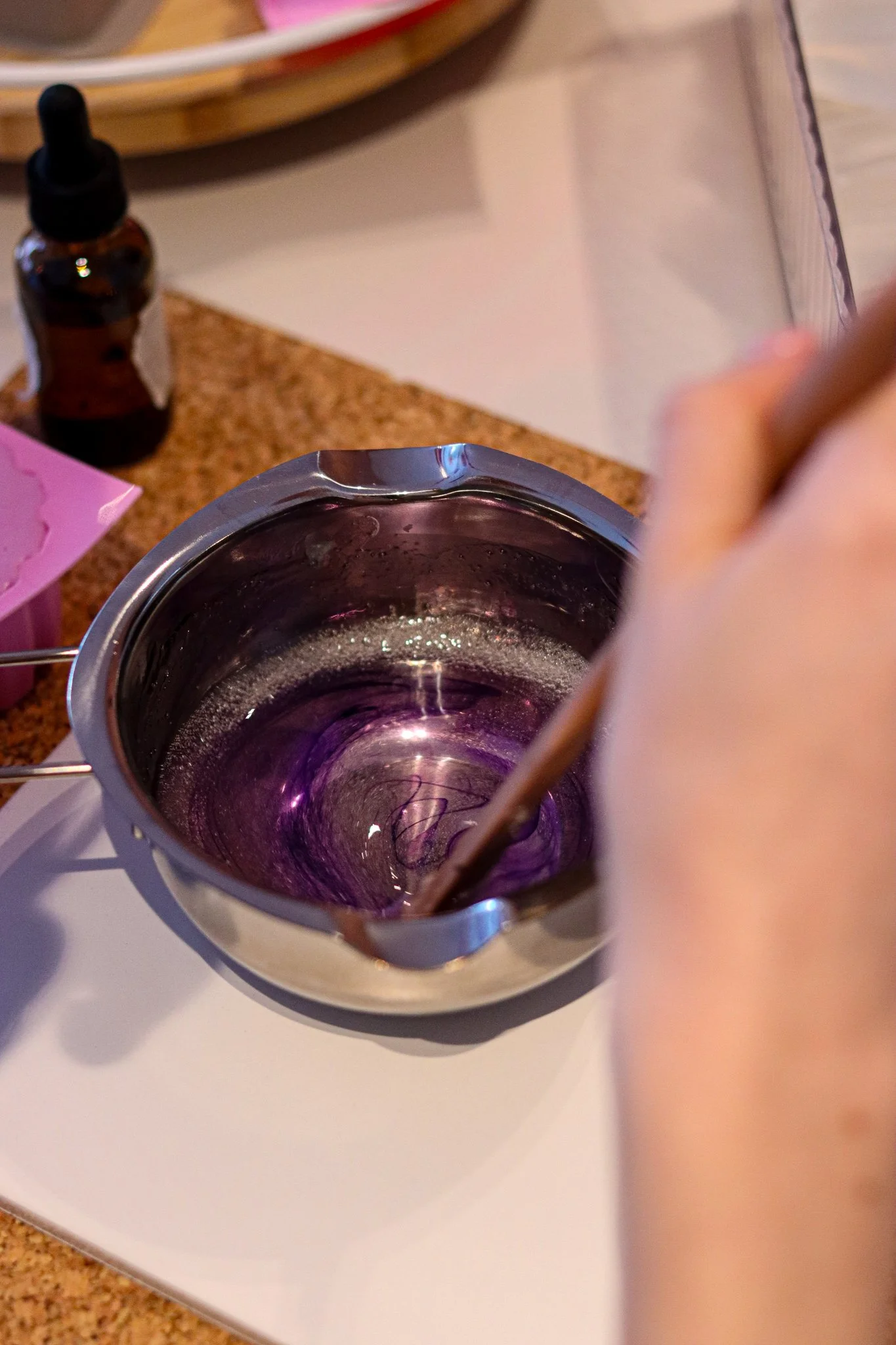 Seife selber machen im Workshop in Hamburg: Rohseife wird geschmolzen, mit Düften und Farben verfeinert und zu handgemachten Seifen gestaltet