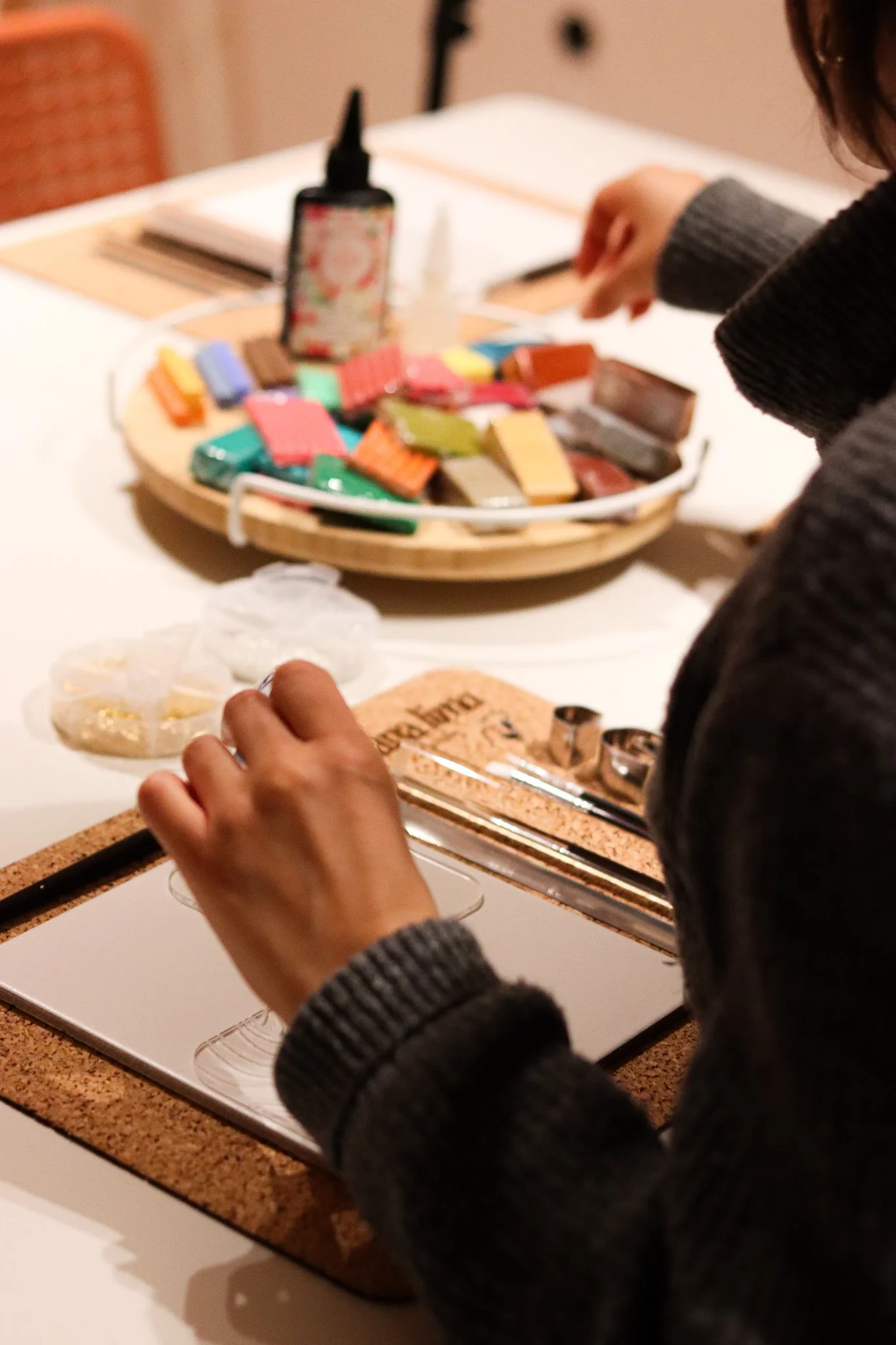 Polymer Clay Workshop in Hamburg: Teilnehmerinnen formen und gestalten Ohrringe und Magnete aus bunter Modelliermasse im hana lima Kreativstudio