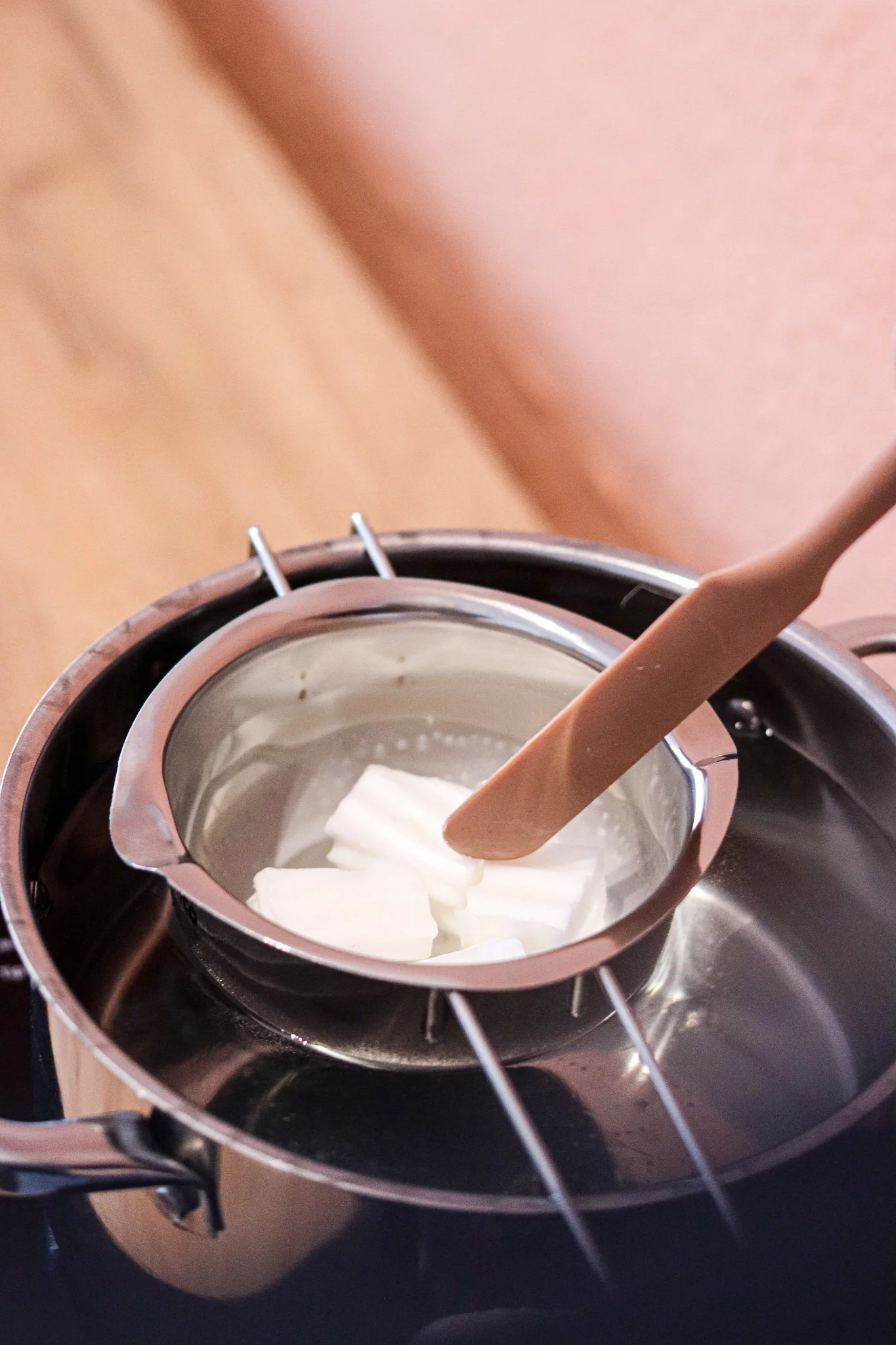 Seife selber machen im Workshop in Hamburg: Rohseife wird geschmolzen, mit Düften und Farben verfeinert und zu handgemachten Seifen gestaltet