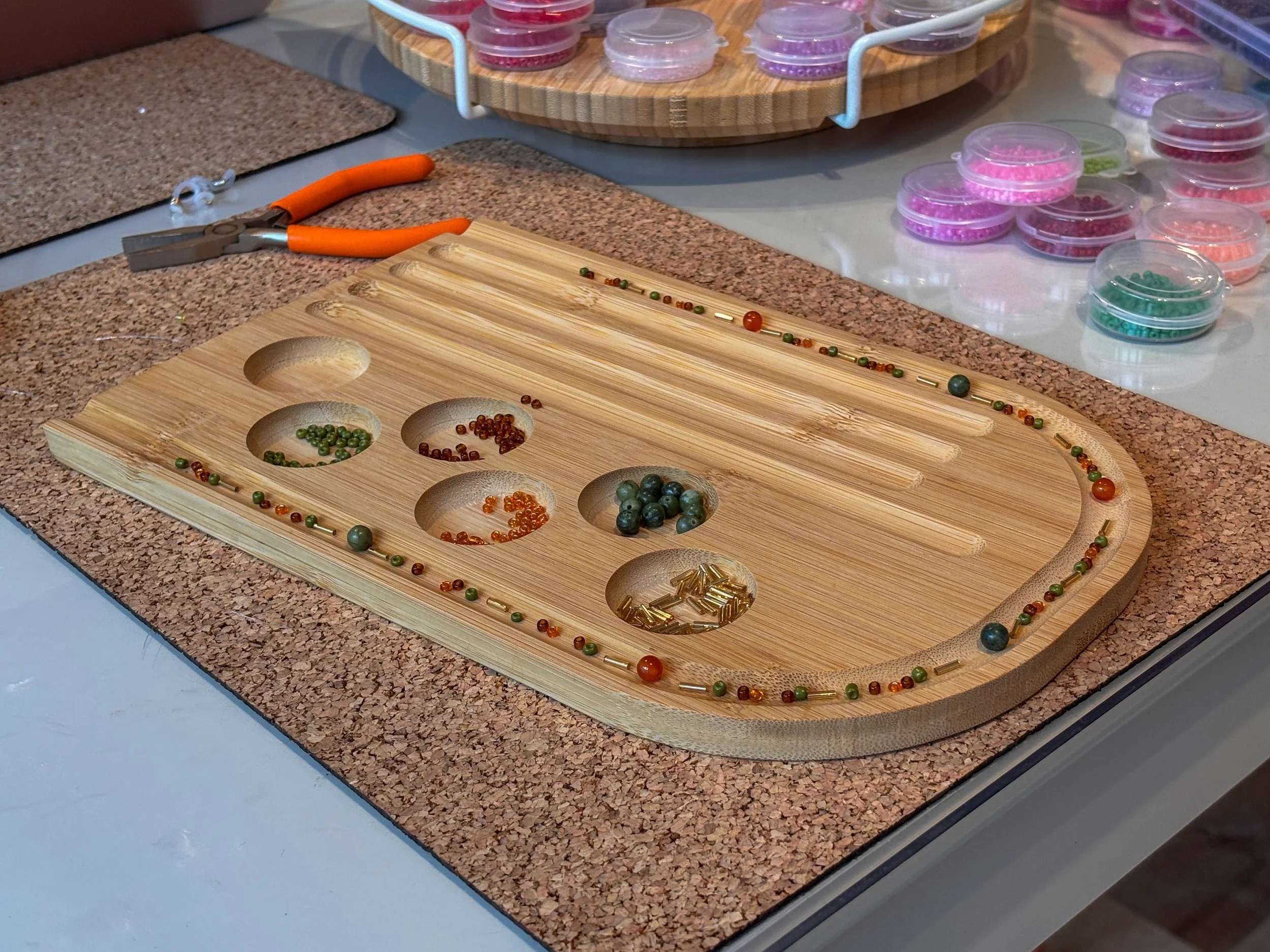 Materialien für selbst gestalteten Perlenschmuck im Kreativstudio hana lima.
