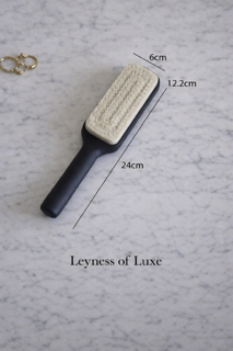 Brosse capillaire auto-nettoyante à mécanisme rotatif