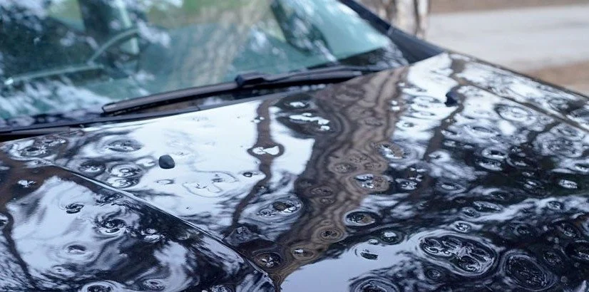 Une voiture impactée par la grêle qui a besoin de débosselage sans peinture