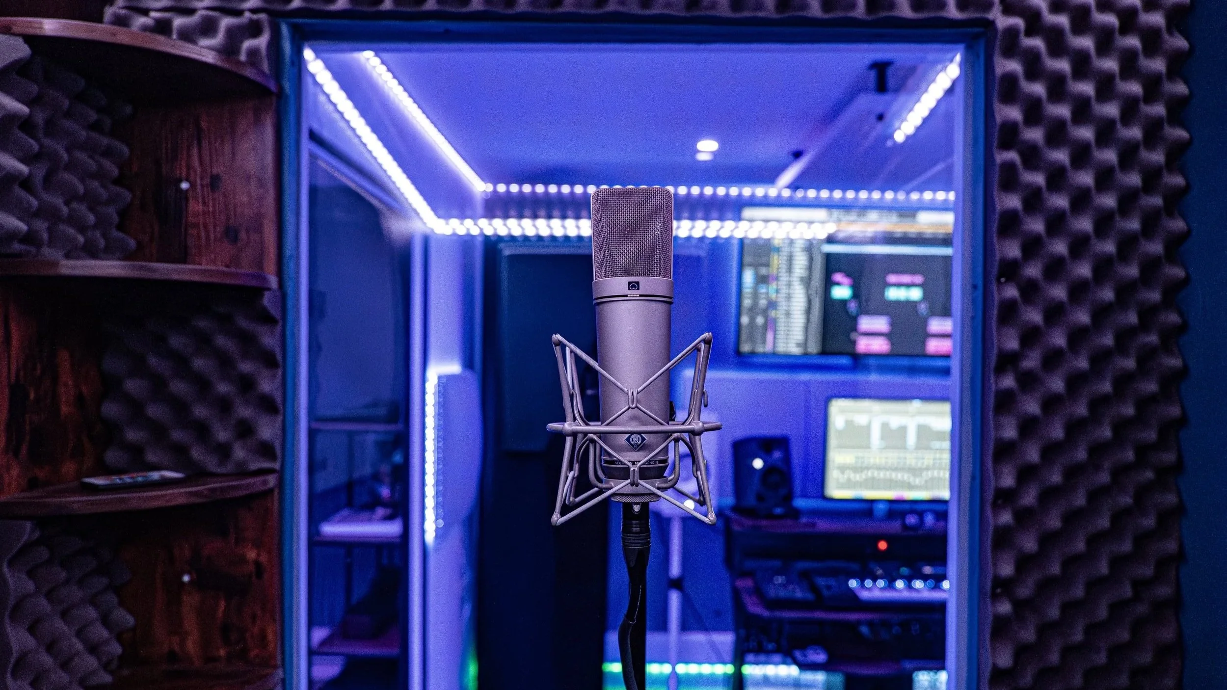 Microphone dans une cabine d'enregistrement audio en studio.