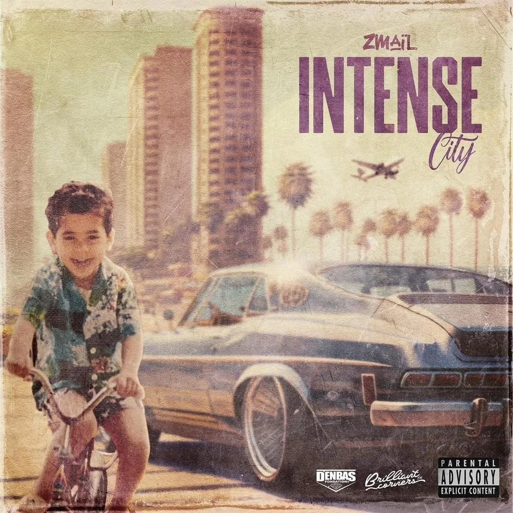 Une affiche vintage représentant une scène urbaine avec un enfant faisant du vélo, une voiture classique, des gratte-ciel et des palmiers au fond. Le texte indique 'ZMAÏL INTENSE City'.