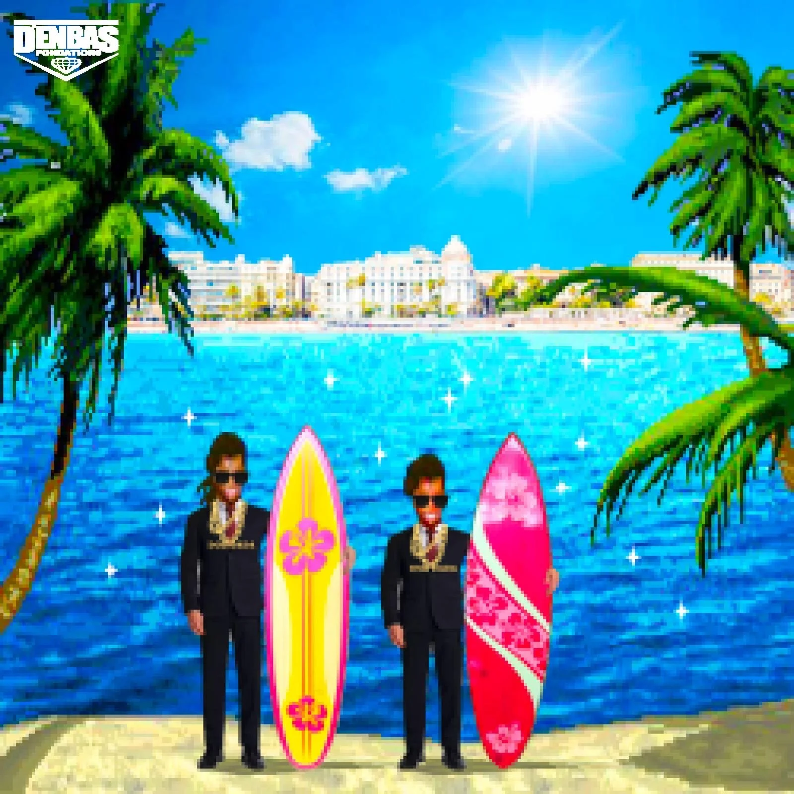 Deux hommes en costume noir avec des colliers en or, portant des lunettes de soleil, tenant deux planches de surf colorées, se tenant sur une plage sous un soleil brillant, avec des palmiers et un bâtiment en arrière-plan.