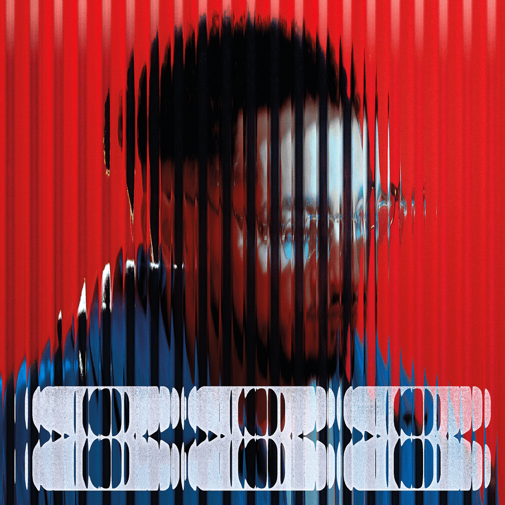 Portrait d'une personne avec un fond rouge, l'image semble déformée avec des lignes verticales étirant le visage, créant un effet artistique.