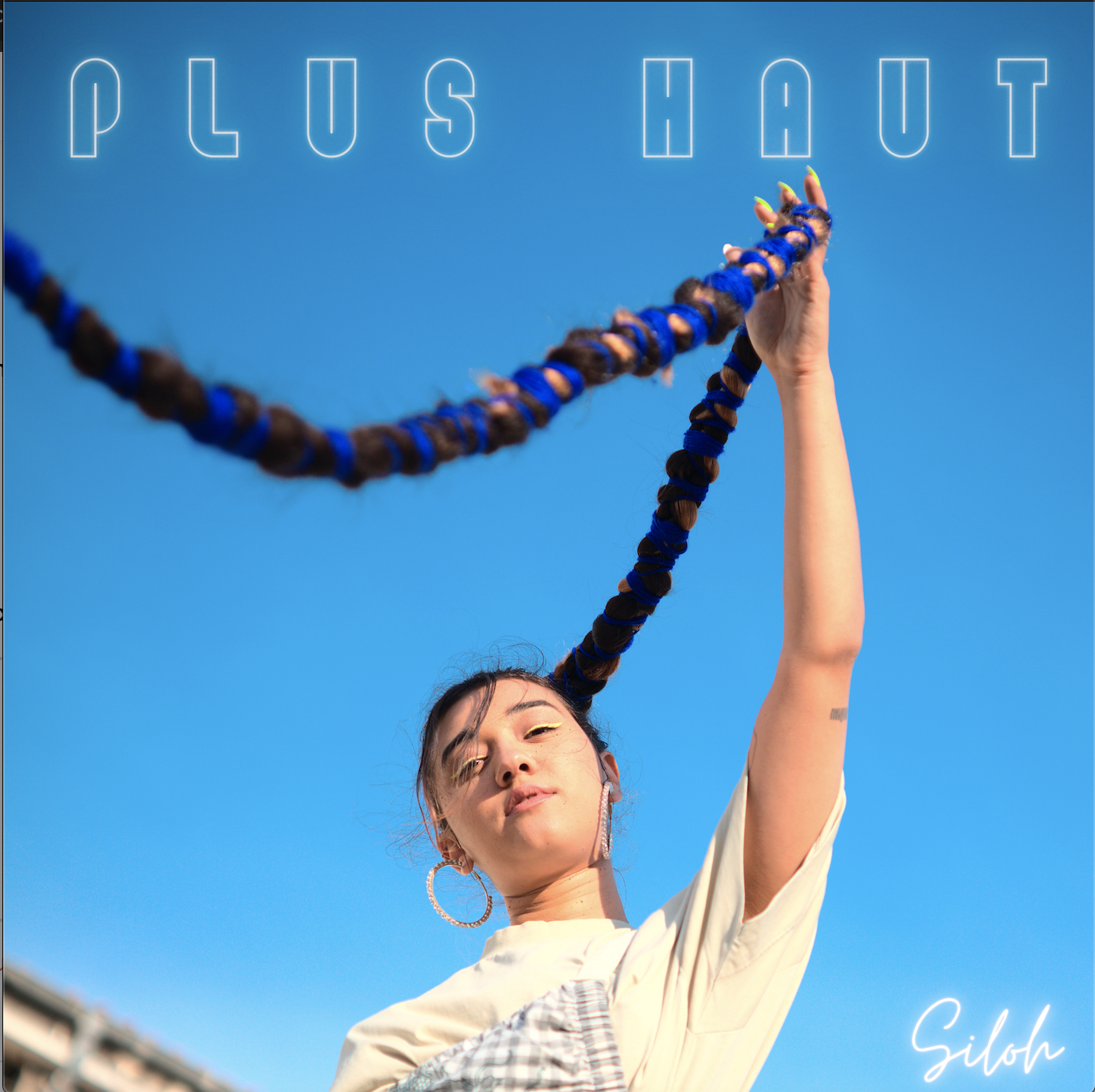 Une femme tire une corde bleue avec un fond de ciel bleu et un bâtiment en bas à gauche. Il y a des lettres blanches en haut disant "PLUS HAUT" et une signature "Siloh" en bas à droite.