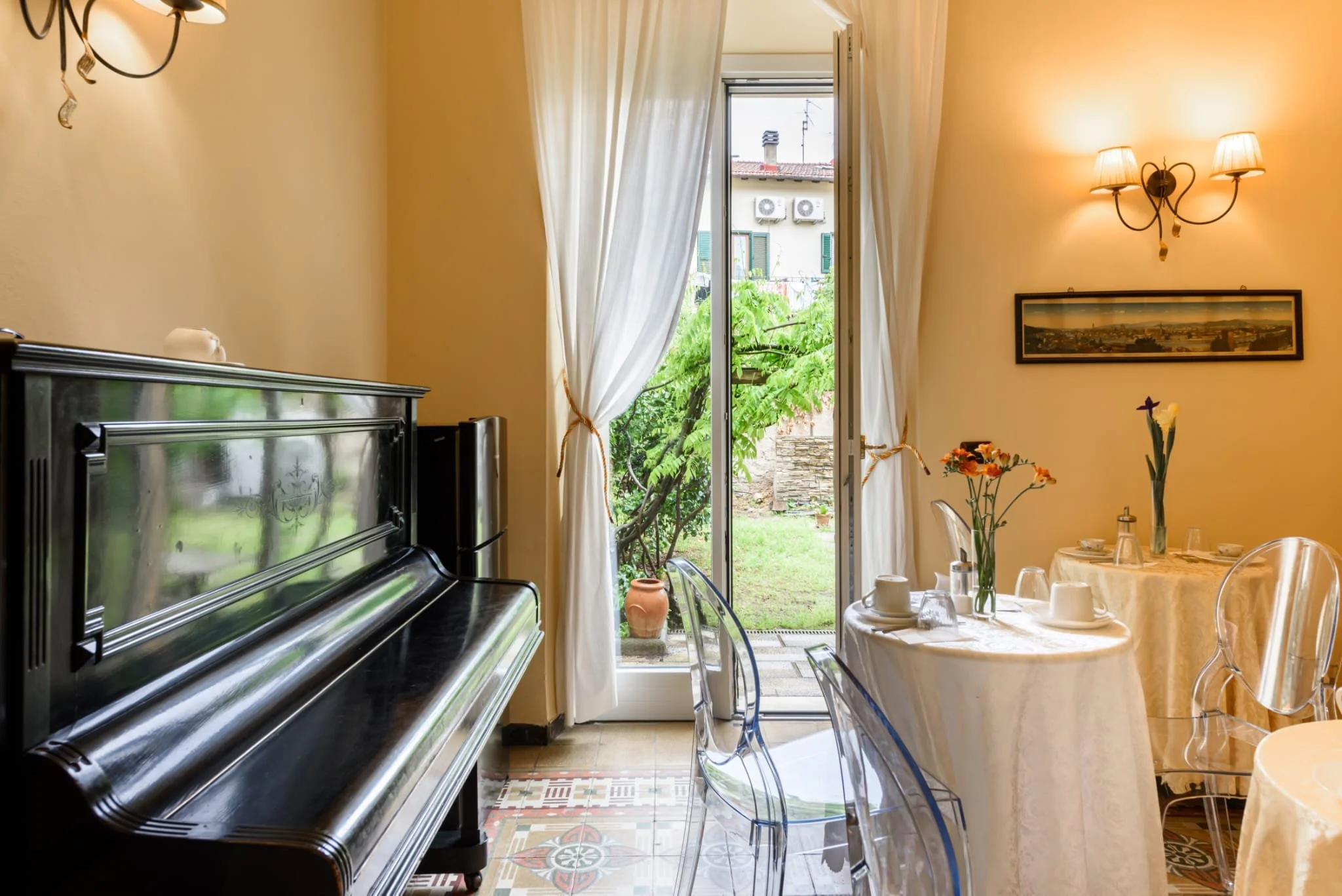 Image of the dining room inside the B&B Casarossa Hotel