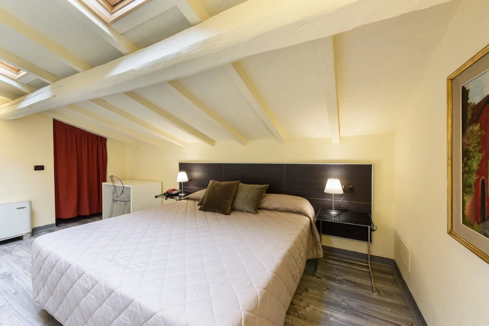 Double bed inside the B&B casarossa hotel