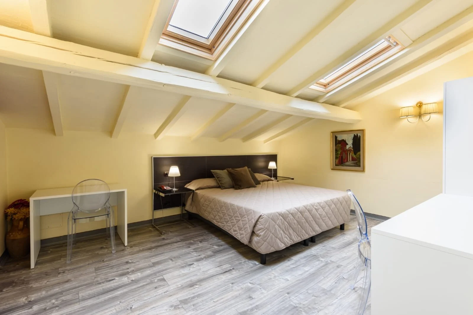 Room with single double bed with view on the desk and window