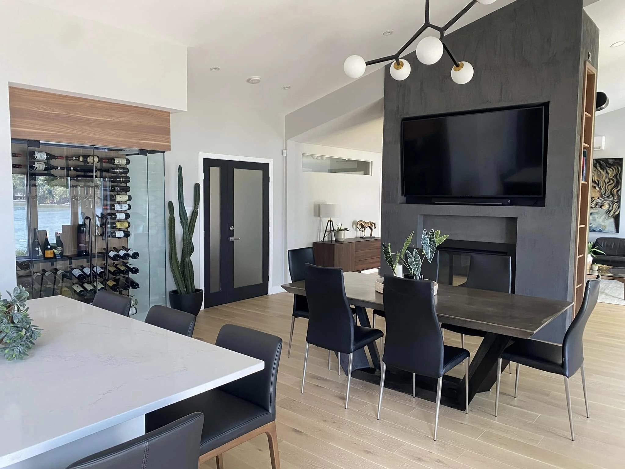 Intérieur d'une salle à manger moderne avec un mur cheminée - projet résidentiel sur la rive-sud de Montréal.