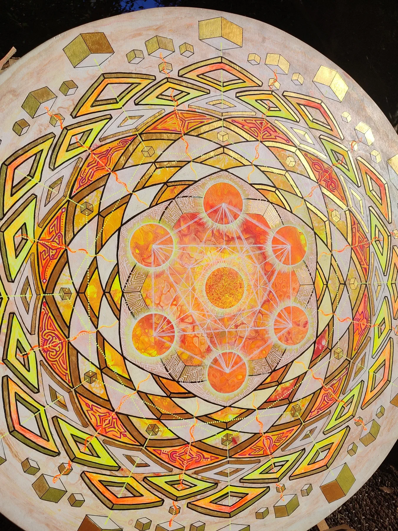 Détails de "Seven suns" Peinture originale de Tom Dusauvage, art visionnaire inspiré de la géométrie sacrée, avec des soleils disposés en cube de métatron et des formes cubiques en expansion.