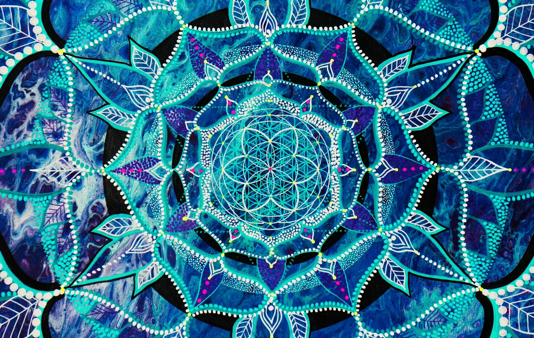 Détail central de la fleur de vie de "Resonnance", mandala de géométrie sacrée aux formes circulaires et organiques, réalisée à la peinture acrylique et posca sur bois par l’artiste Tom Dusauvage.
