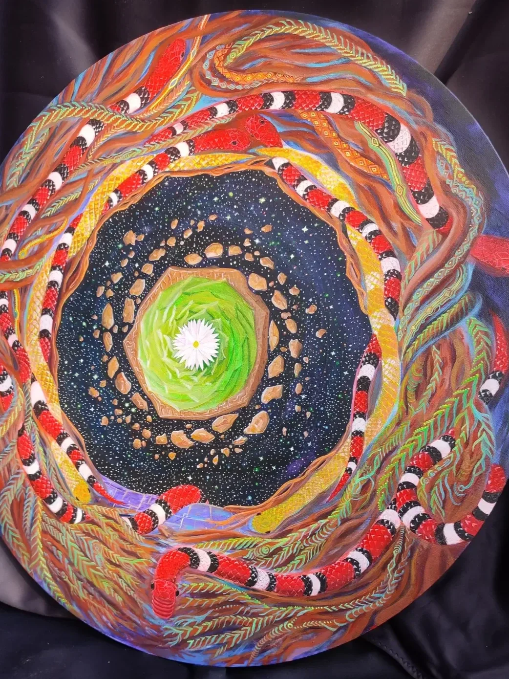 Détails de l'oeuvre "Aurea Noctis", de Tom Dusauvage, art visionnaire. composition spiralée de serpents et lianes, au centre un cactus cosmique aux formes organiques.