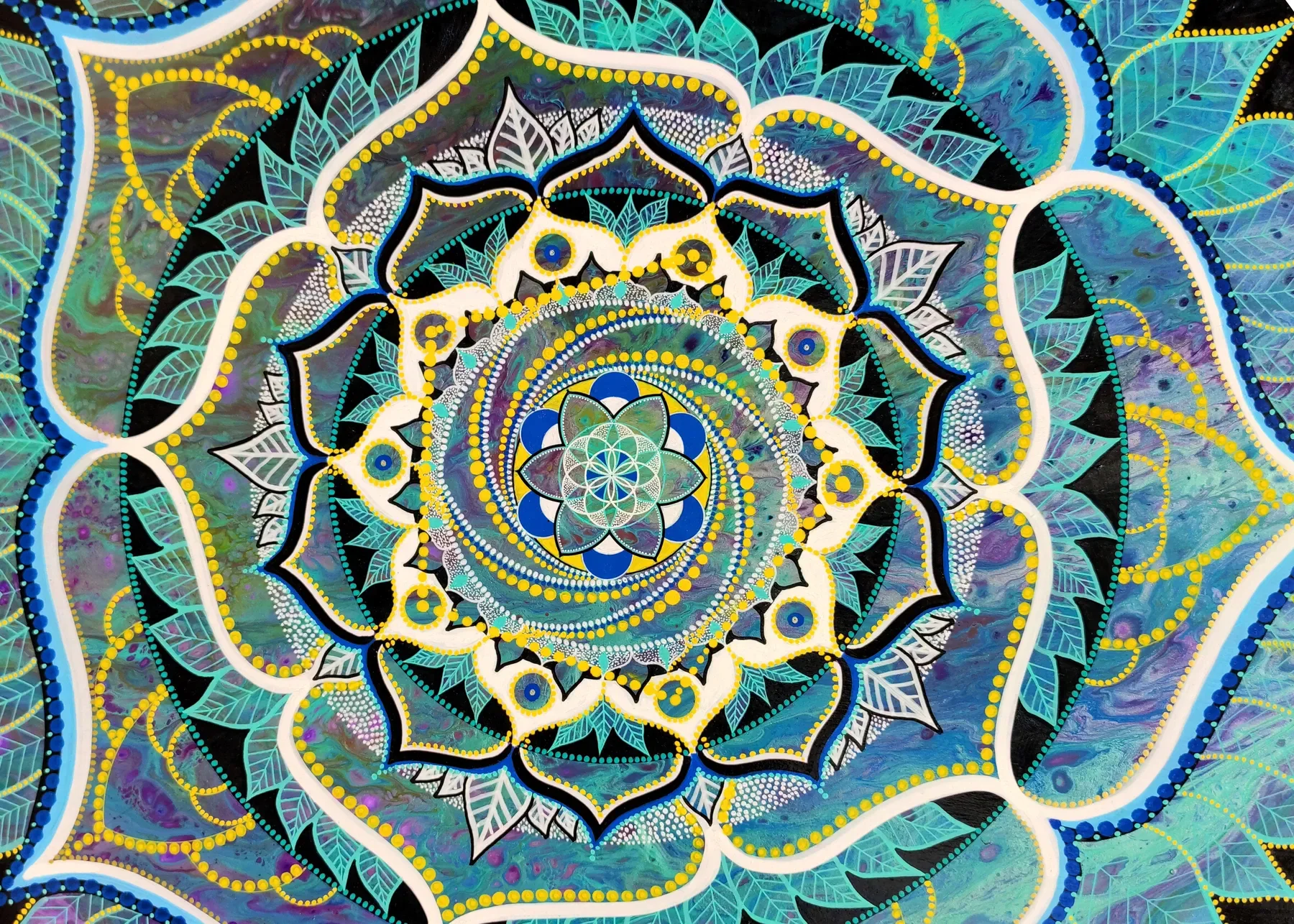 Détails de "Divinity" Mandala visionnaire aux motifs concentriques et vibrants, intégrant géométrie sacrée, symboles cosmiques et formes organiques, par Tom Dusauvage.